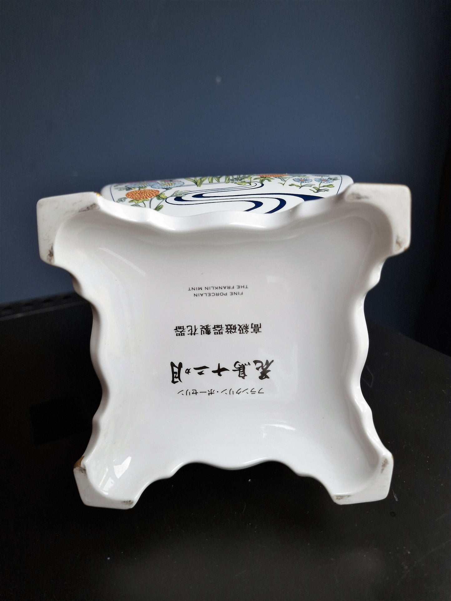 NAOKO NOBATA - Large vinted porcelain footed vase crafted by exclusively for the Franklin Mint. vaas