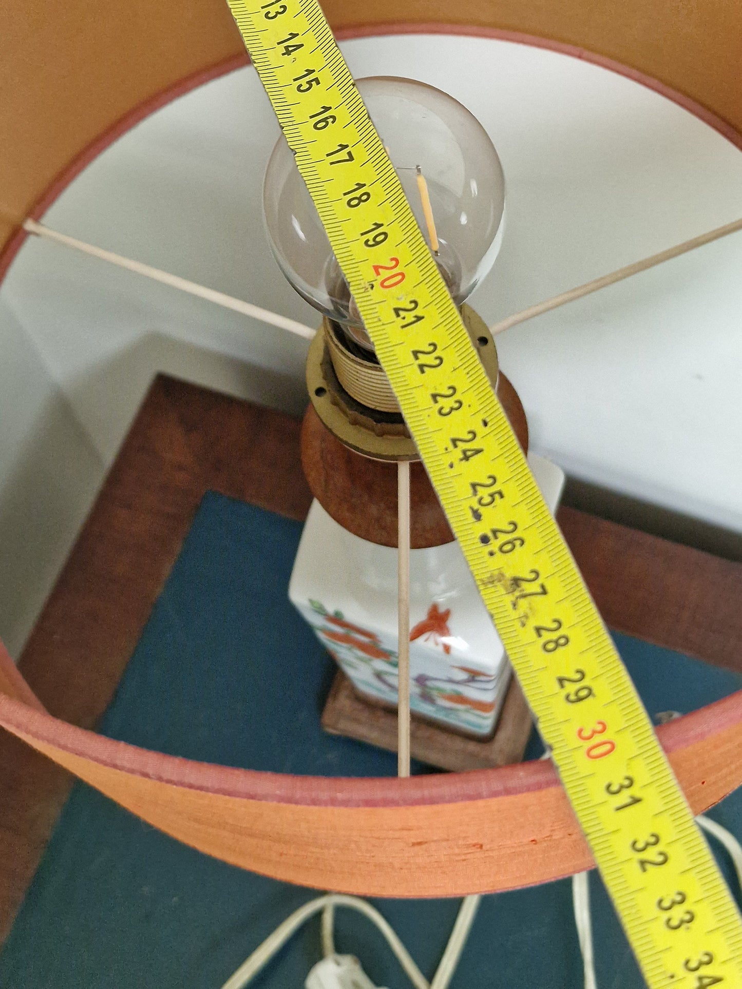 Large table lamp chinese porcelain, with natural orange silk shade, luxury tablelamp, Antique China. Nice estate lamp!