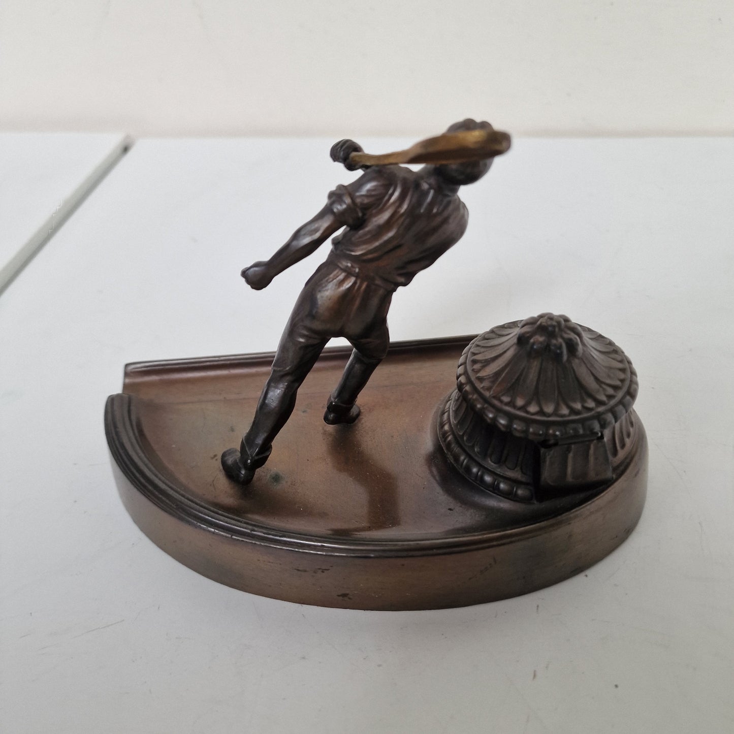 tennisplayer bronze inktwell antique '20's tennis speler chique inktpot desk ornament object prestige tennis game class bronzen arts crafts