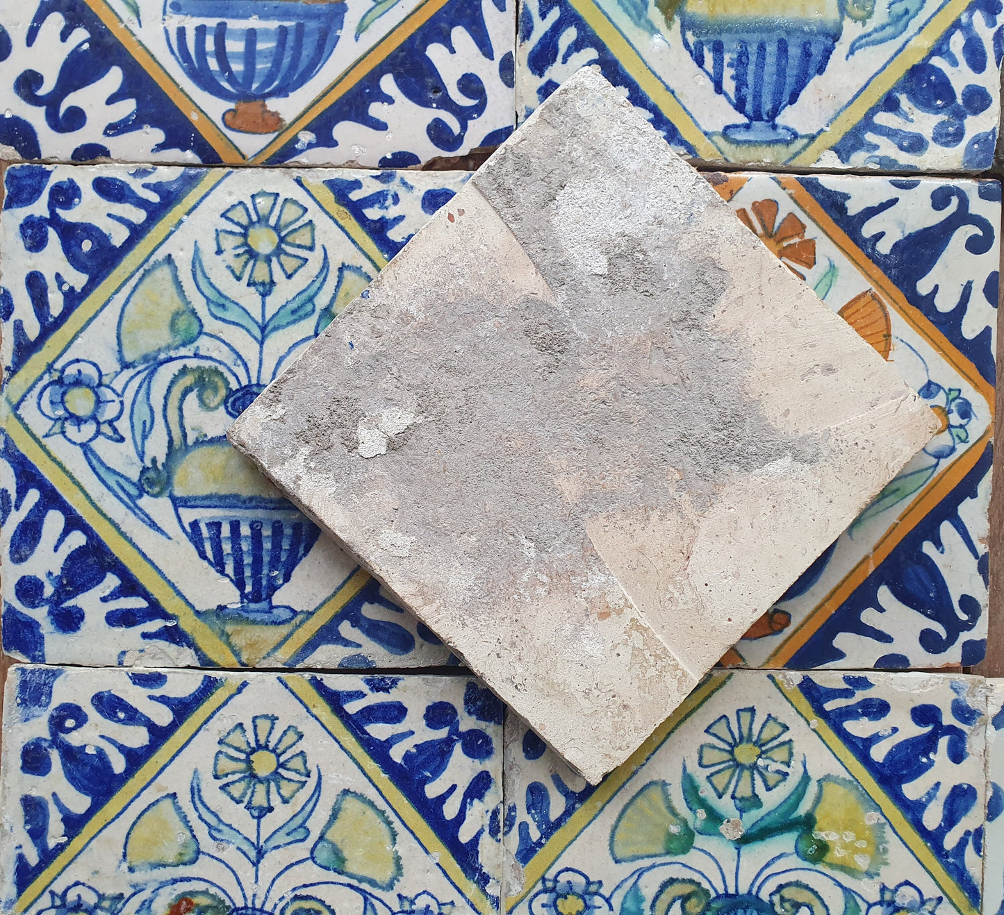 Nederlands antiek - polychroom -9 tegels met bloempot tilepanel - gedateerd 1640, Dutch tulip mania