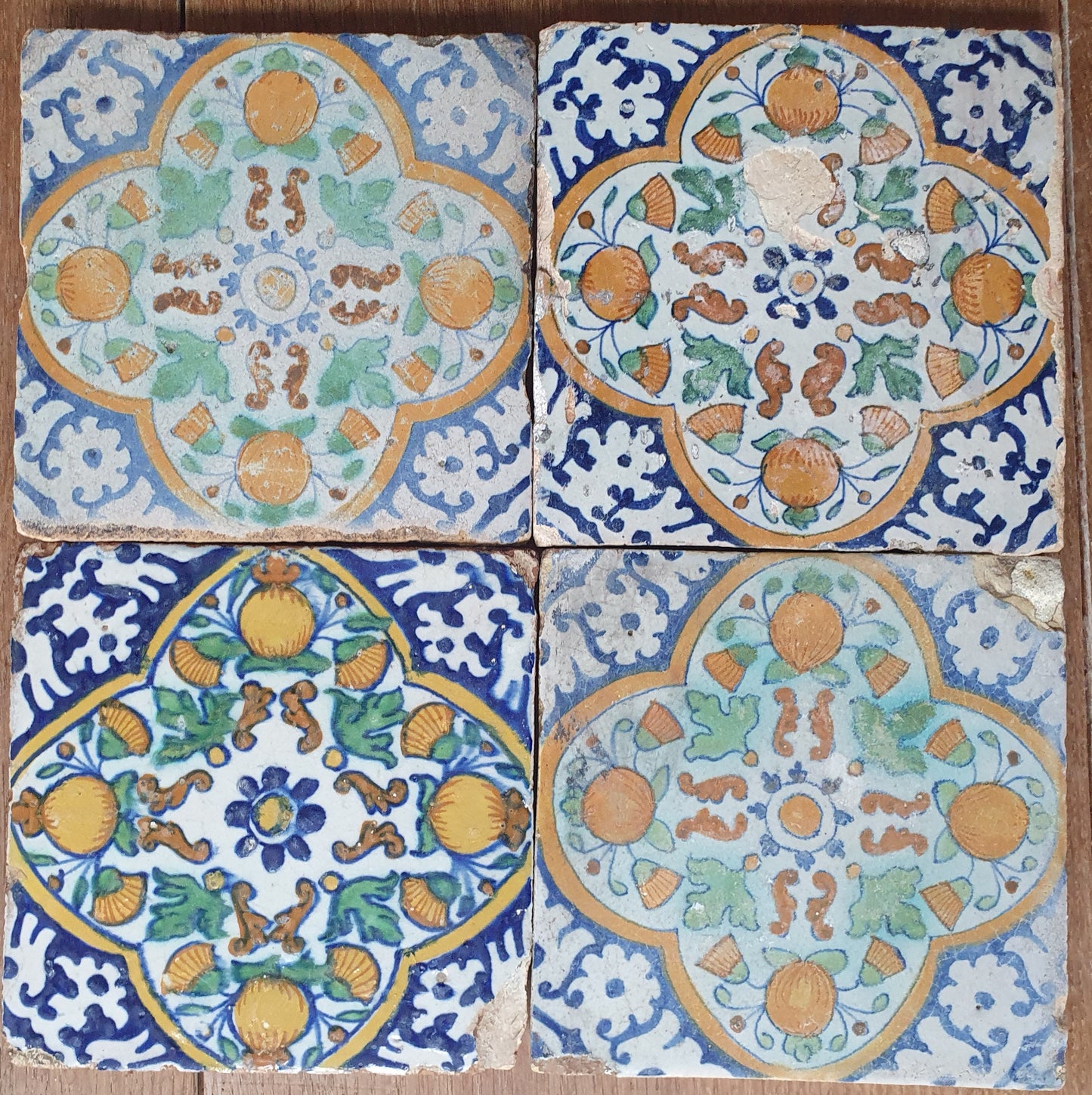 Nederlands antiek - polychroom -4 ornament tegels tilepanel - gedateerd 1640,