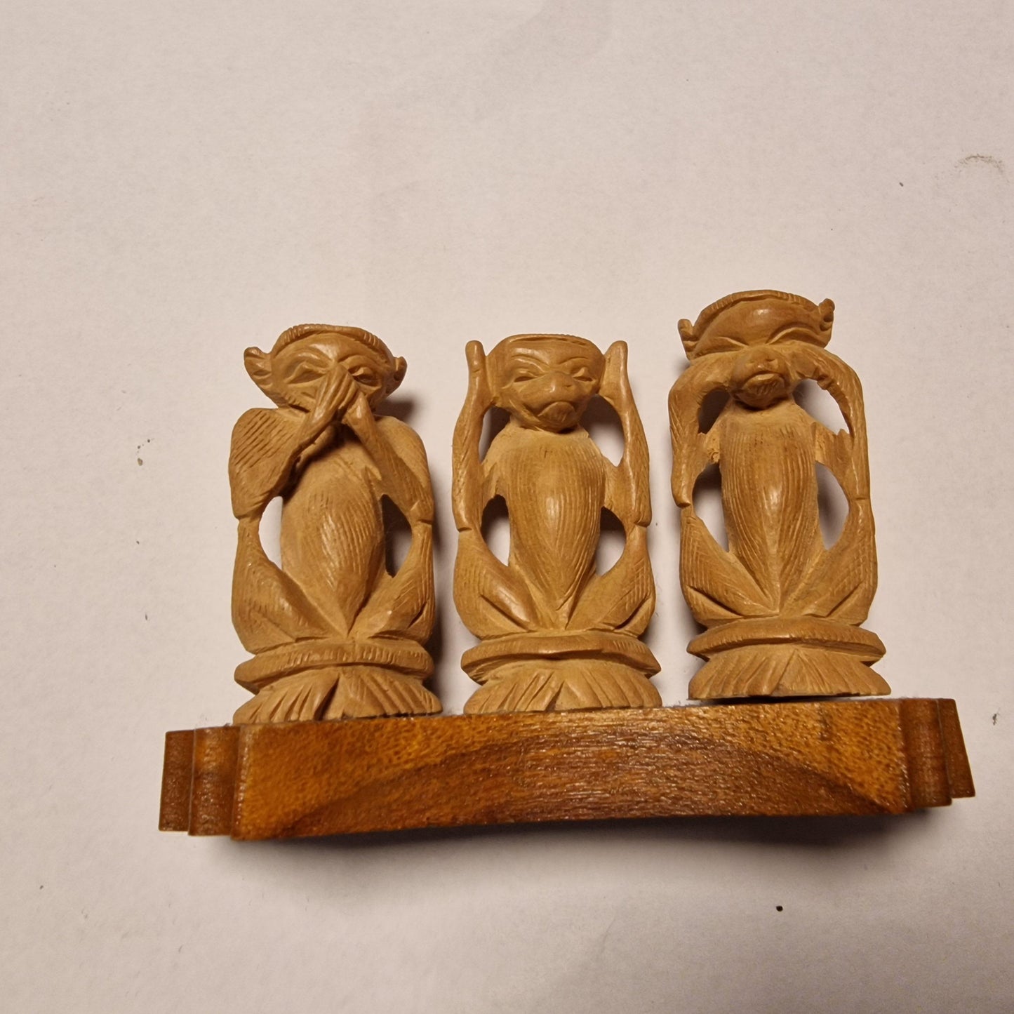 HOOR ZIE ZWIJG woodcarving houtsnijwerk 3 aapjes horen zien zwijgen indonesian