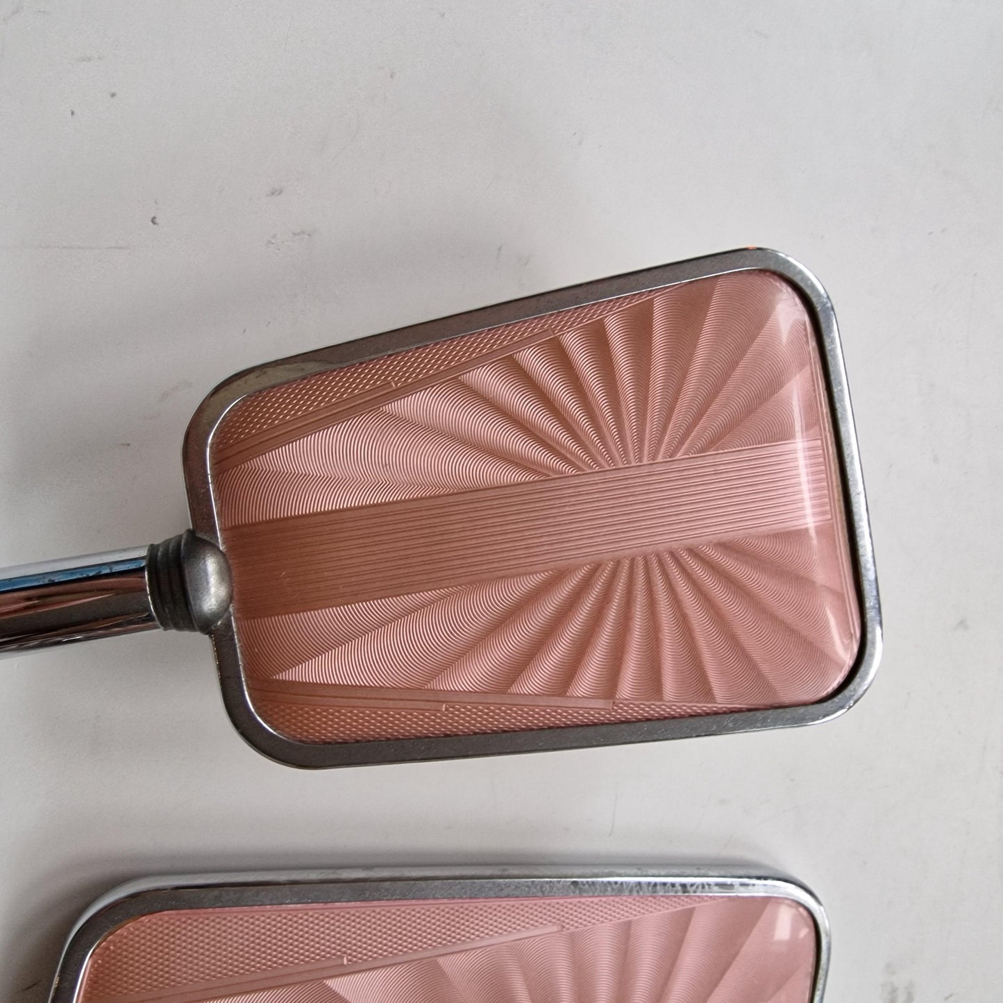 verzilverd midcentury sixties faux guilloche kaptafelsetje handspiegel borstel mirror