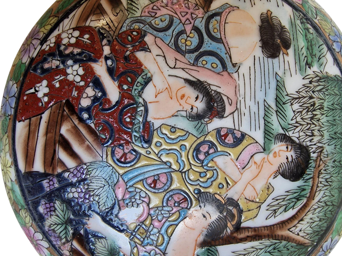 Antique Chinese Porcelain Box – Hand-Painted Famille Rose Erotic Scene