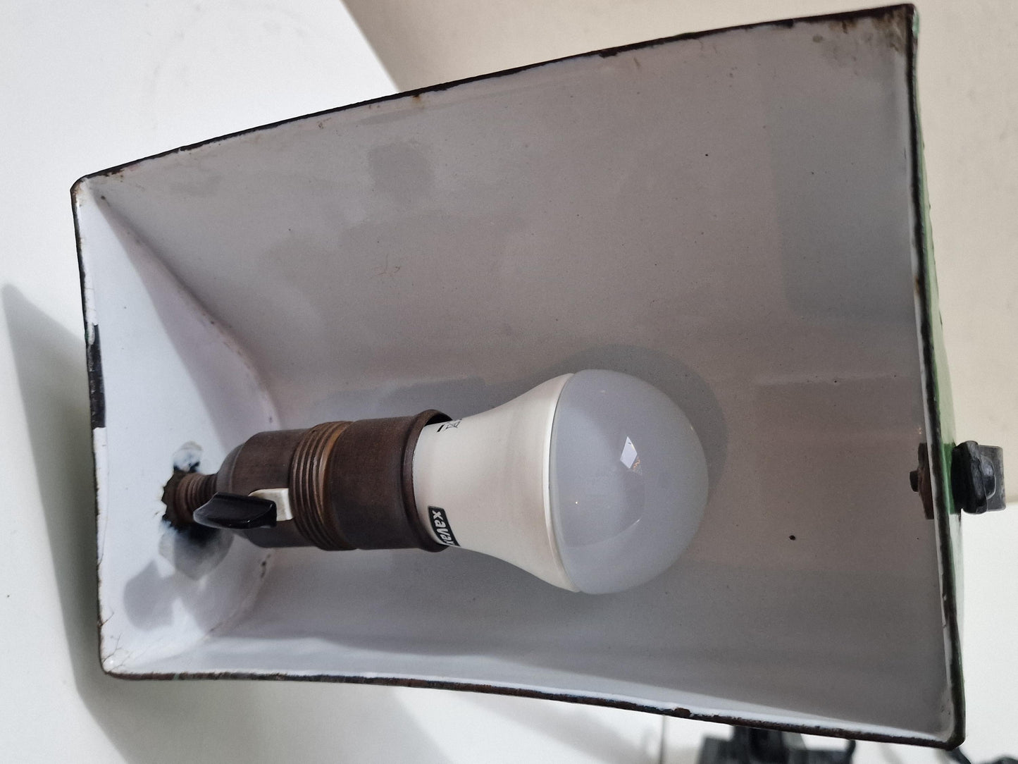 desklamp Art Deco notarislamp bankierslamp, emaille trapezevoet