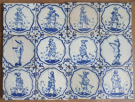 12 Delftse met musketieren en soldaten; antieke Delft Blue Dutch 17e eeuw, verzameltegel, backsplash, fireplace