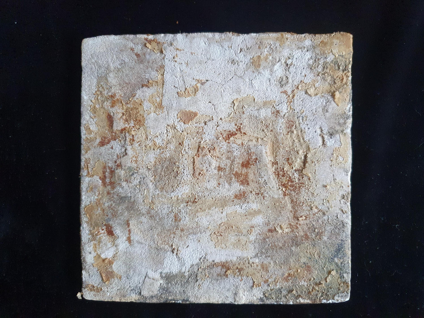 Deze fraai beschilderde Delftse tegel toont twee vissende mannen met baken. ; 18e eeuw (circa 1760), verzameltegel.
