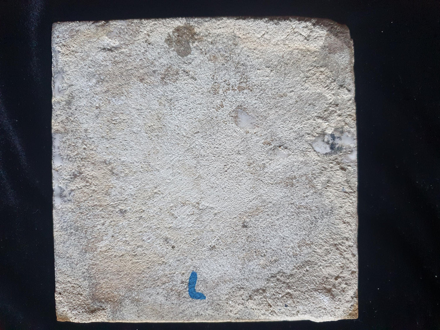 Antieke Delftse Bijbelse tegel toont de aankondiging aan Maria ( circa1760 ); 18e eeuw, verzameltegel, backsplash, fireplace, mangaan .