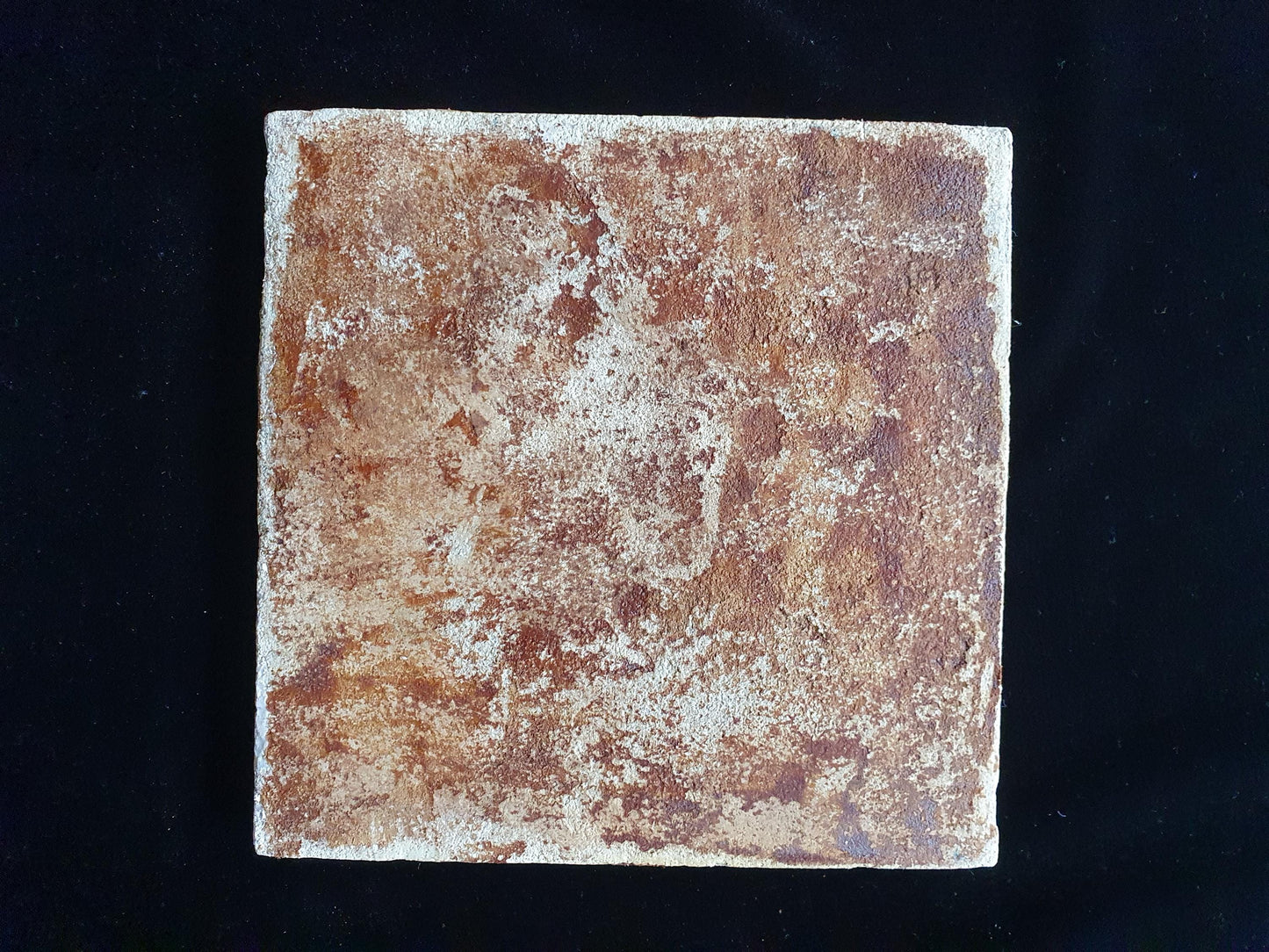 Deze fraai beschilderde Delftse tegel toont twee duellerende mannen met dame. ; 18e eeuw (circa 1760), verzameltegel, backsplash, fireplace