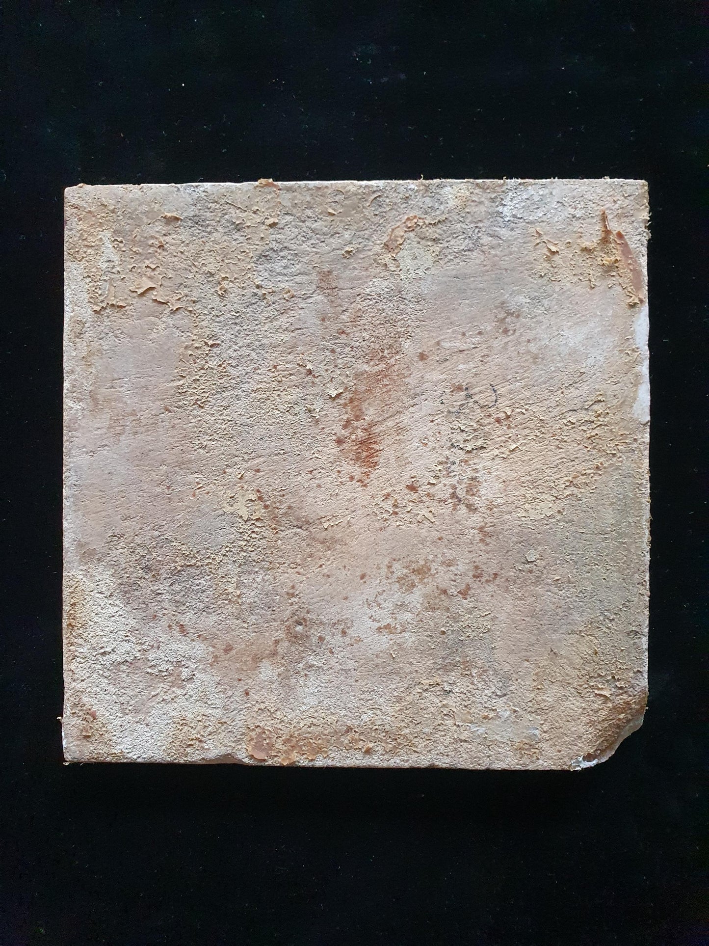 Deze fraai beschilderde Delftse tegel ( pleziertjes) toont een dame en heer met stok. ; 18e eeuw (circa 1760), verzameltegel.