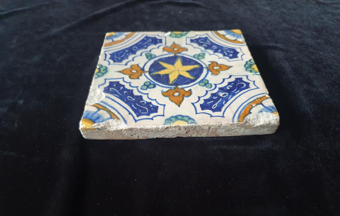 Een polychrome Nederlandse majolicategel ( sgraffito) ; Dutch 17e eeuw, verzameltegel, backsplash
