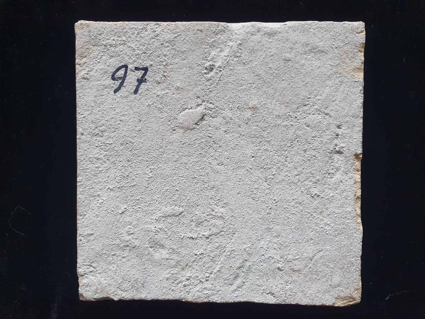 Deze Delftse tegel, daterend uit circa 1660, toont een zeldzame scène van een groot galeischip onder zeil; verzameltegel