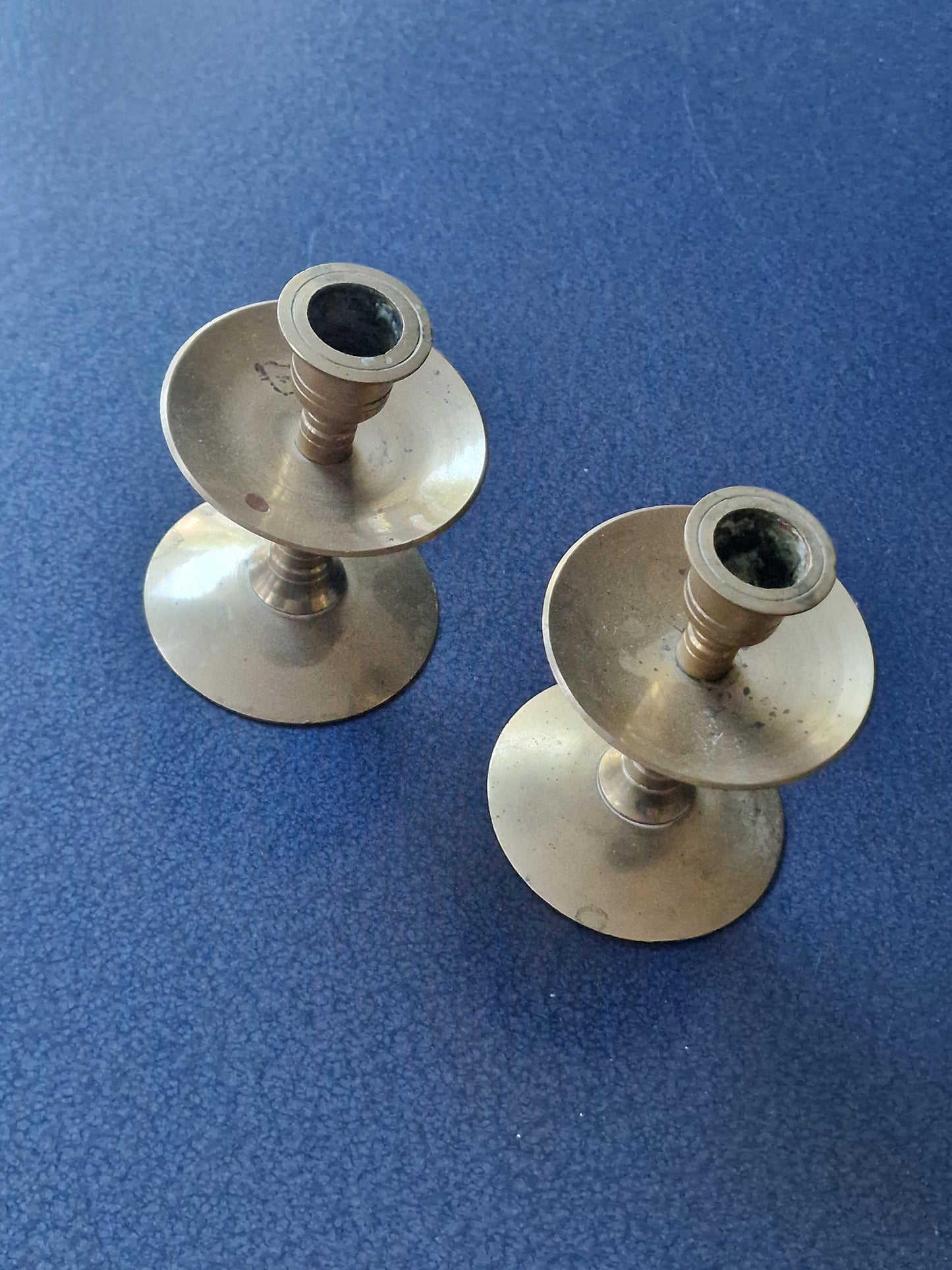 stel antieke kandelaars. Schotelkandelaars, a pair of copper brass authentic antique candlesticks candle holder