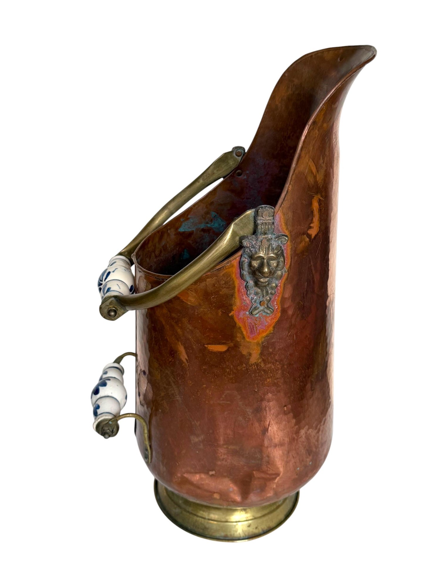 xL antique Delft Copper Coal Scuttle with Blue and White Ceramic Handles, and brass lion heads 19th Century, wood pellets