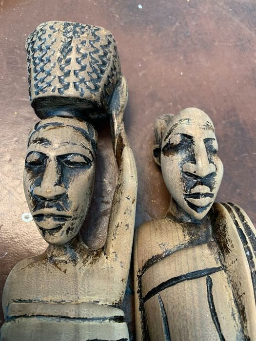 Ashanti echtpaar - Akuaba, Ashanti - Ghana , vrouw heeft baby op de rug
