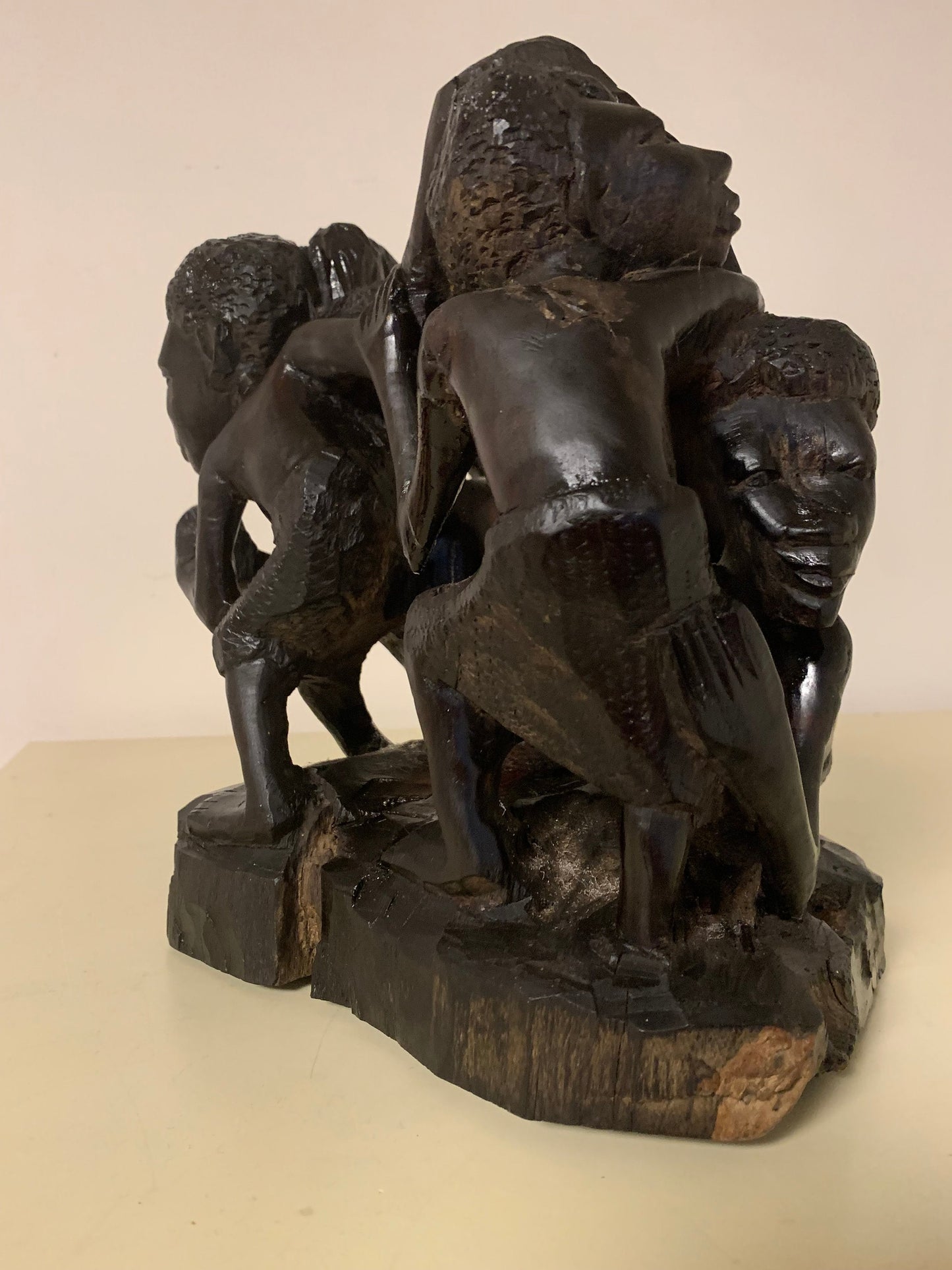 fraai massief surrealistisch beeld houtsnijwerk  gesneden uit een boomstronk  africa afrika antiek