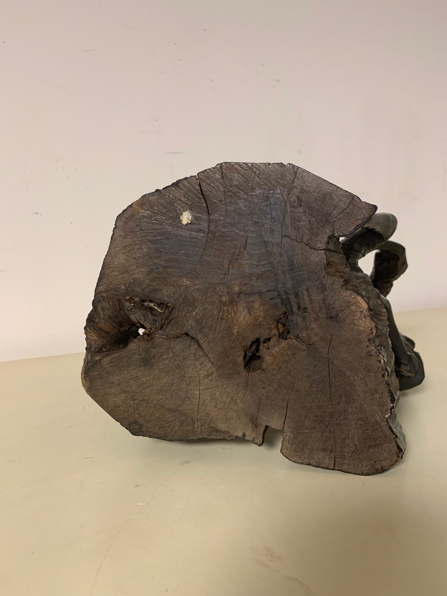fraai massief surrealistisch beeld houtsnijwerk  gesneden uit een boomstronk  africa afrika antiek