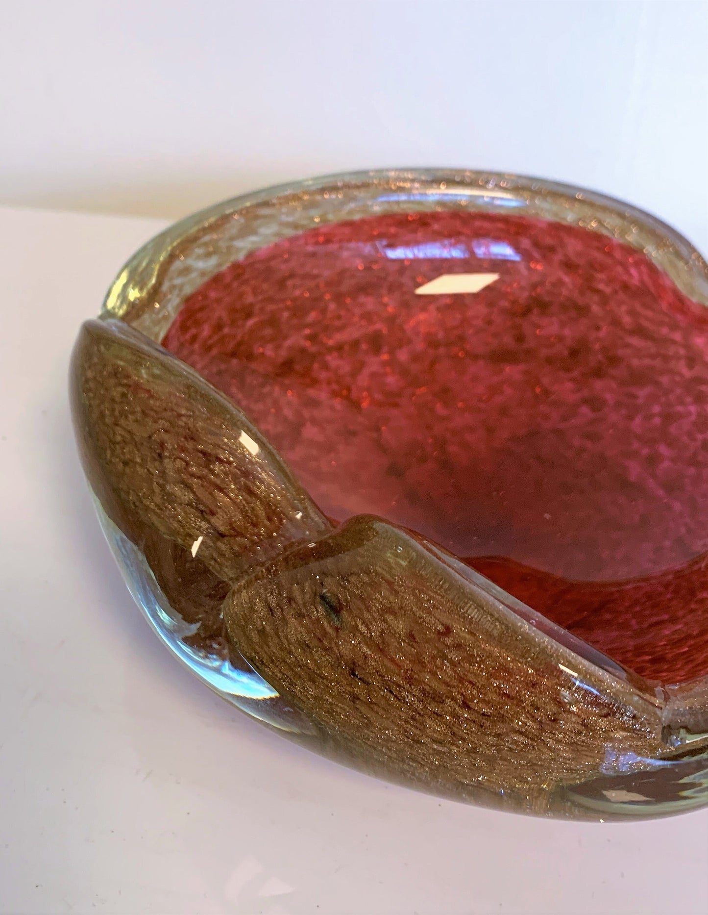 dikwandige murano schaal in robijn rood en goudbruin goudspikkels goldglass