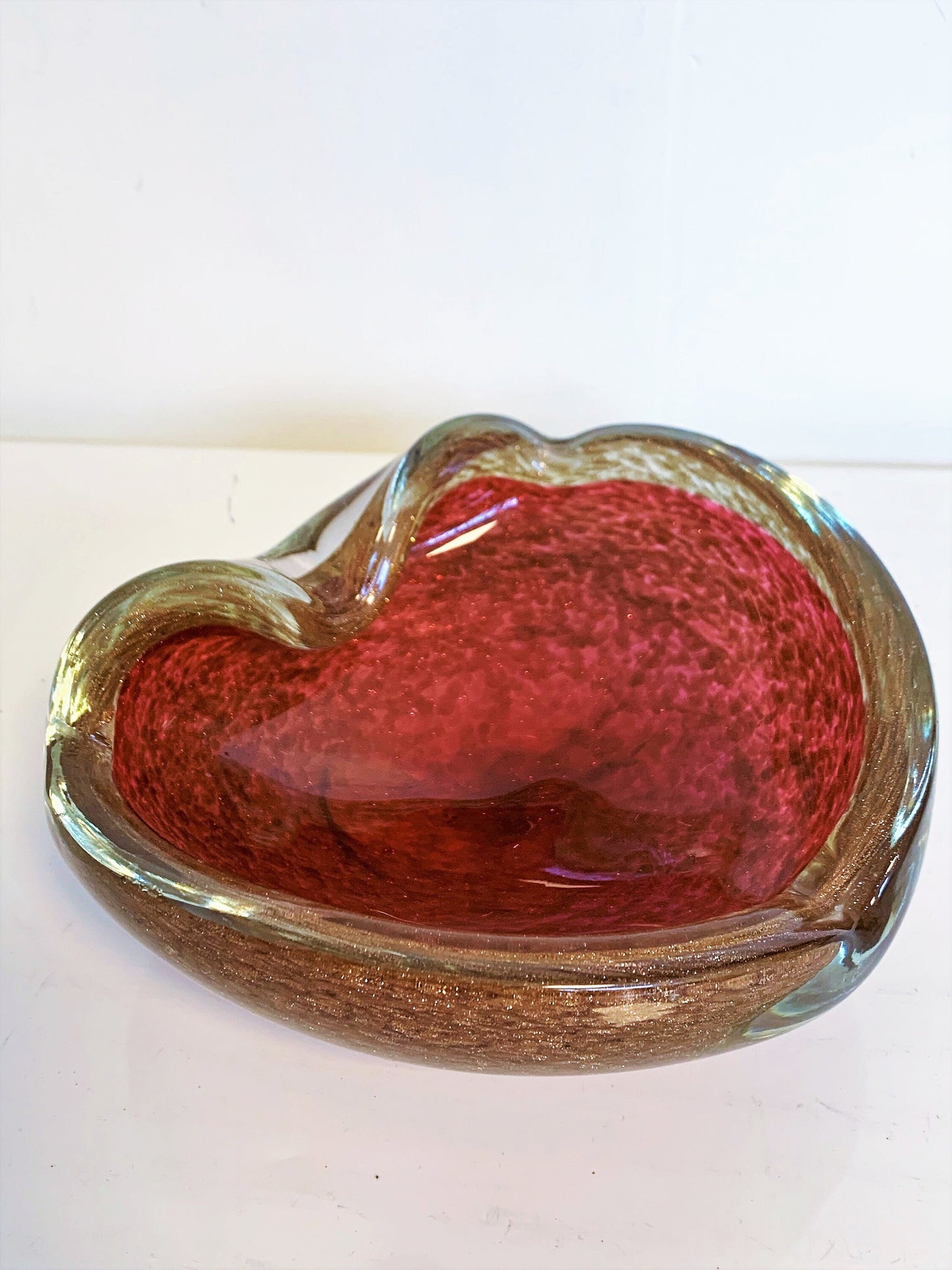 dikwandige murano schaal in robijn rood en goudbruin goudspikkels goldglass
