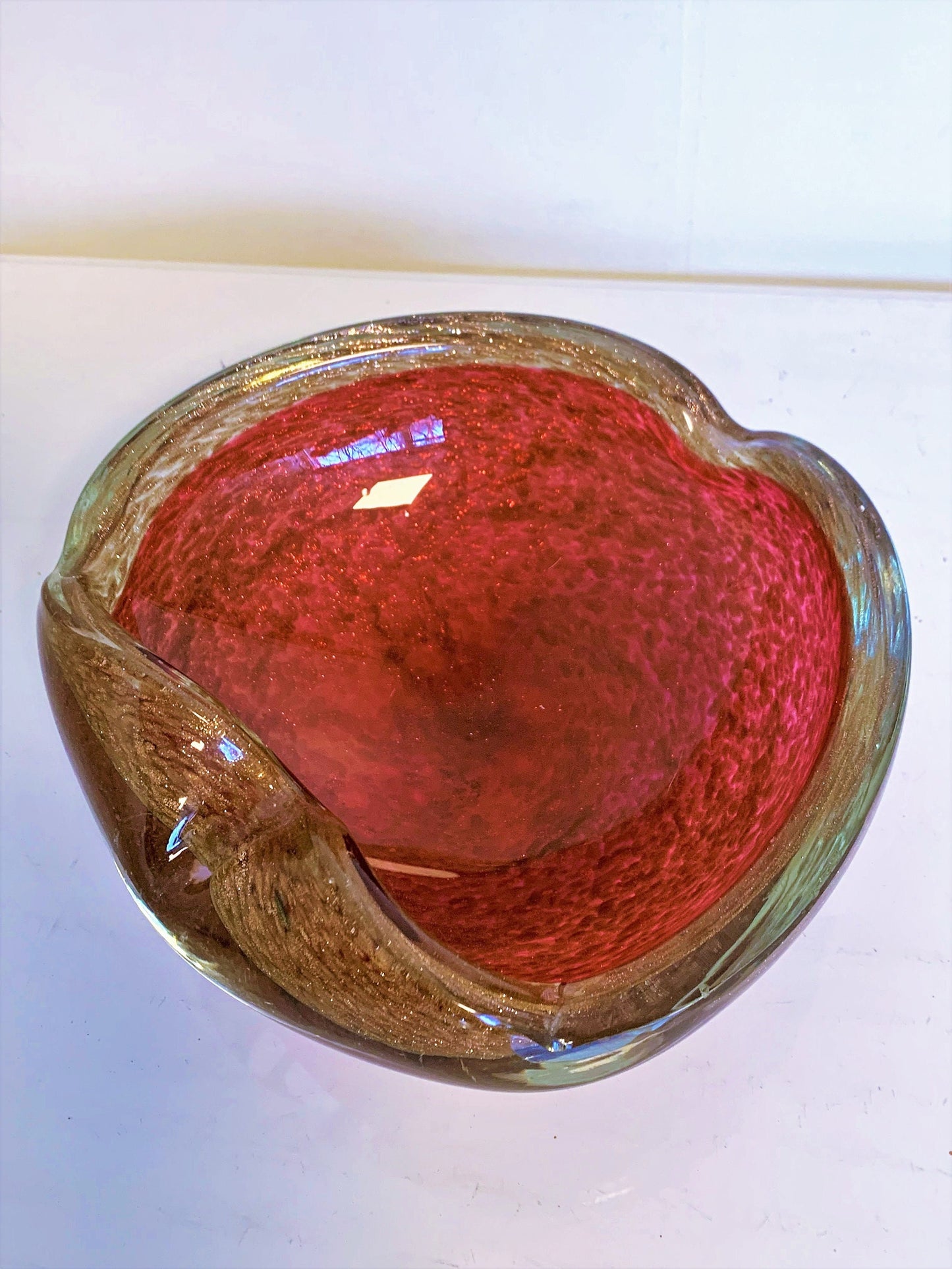 dikwandige murano schaal in robijn rood en goudbruin goudspikkels goldglass