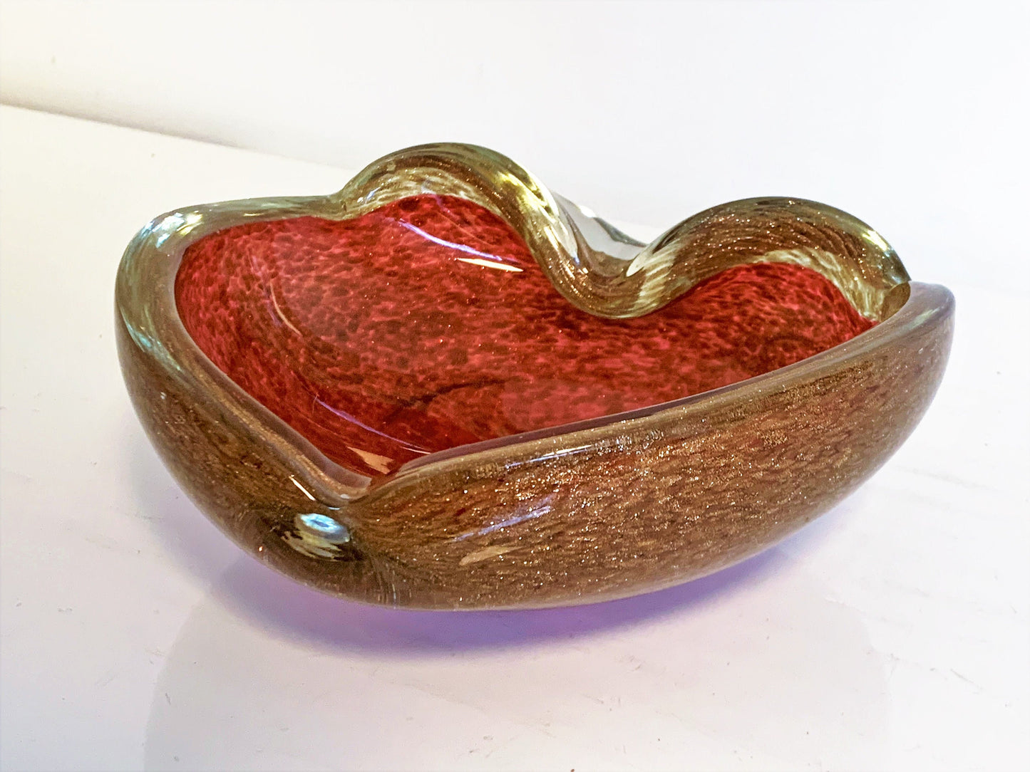dikwandige murano schaal in robijn rood en goudbruin goudspikkels goldglass