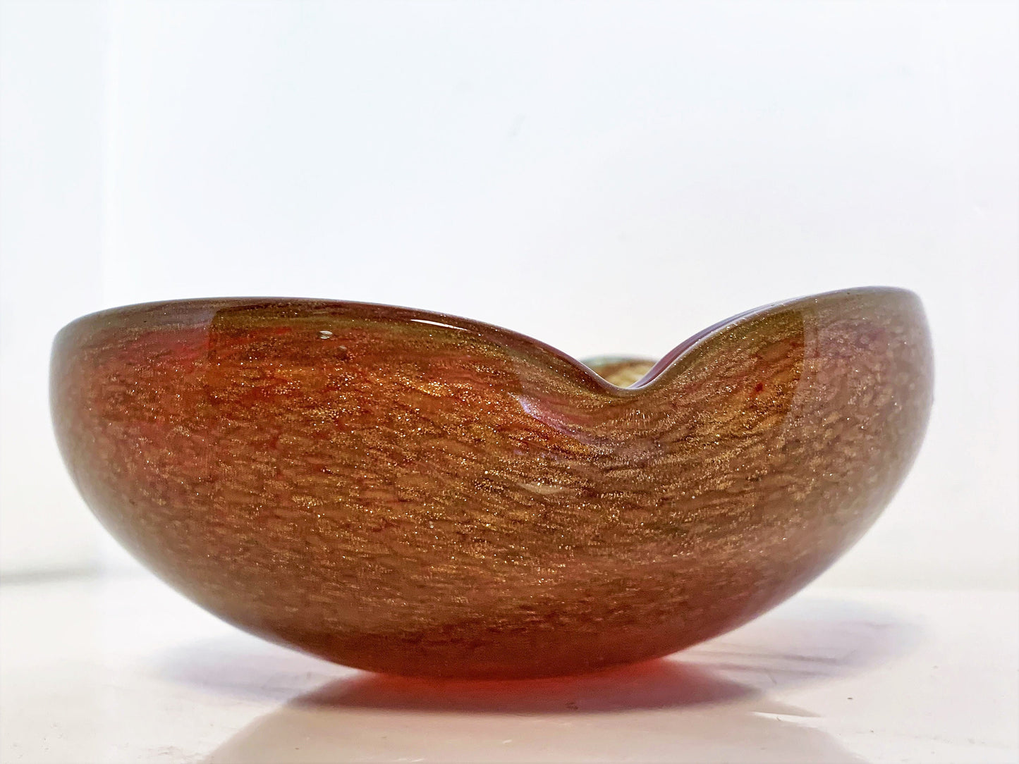 dikwandige murano schaal in robijn rood en goudbruin goudspikkels goldglass