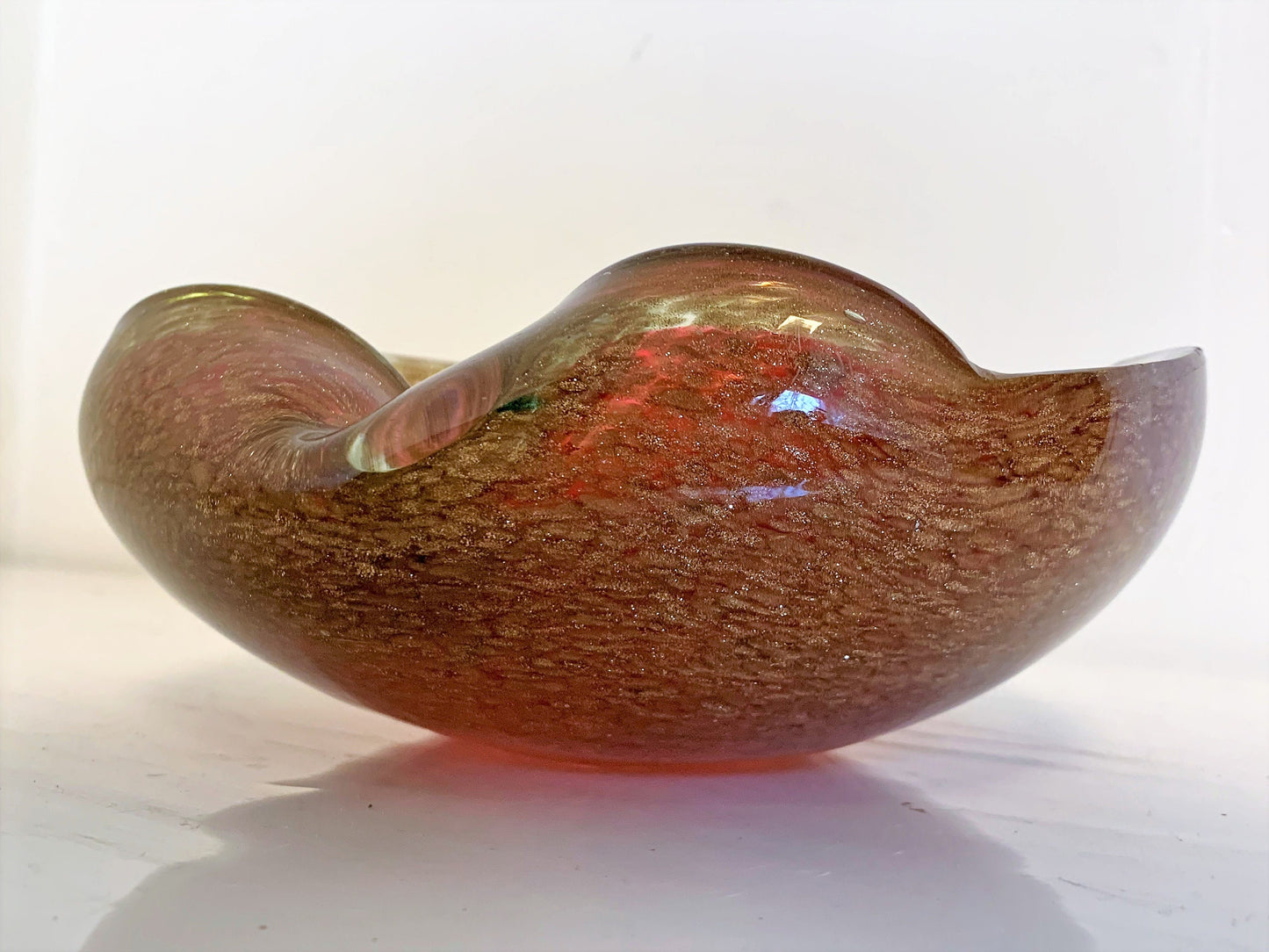 dikwandige murano schaal in robijn rood en goudbruin goudspikkels goldglass