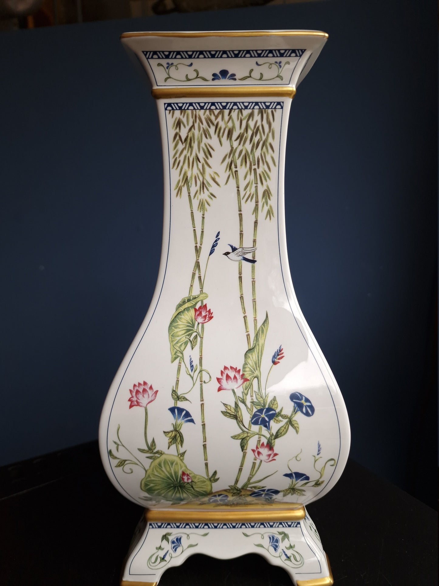NAOKO NOBATA - Large vinted porcelain footed vase crafted by  exclusively for the Franklin Mint. vaas