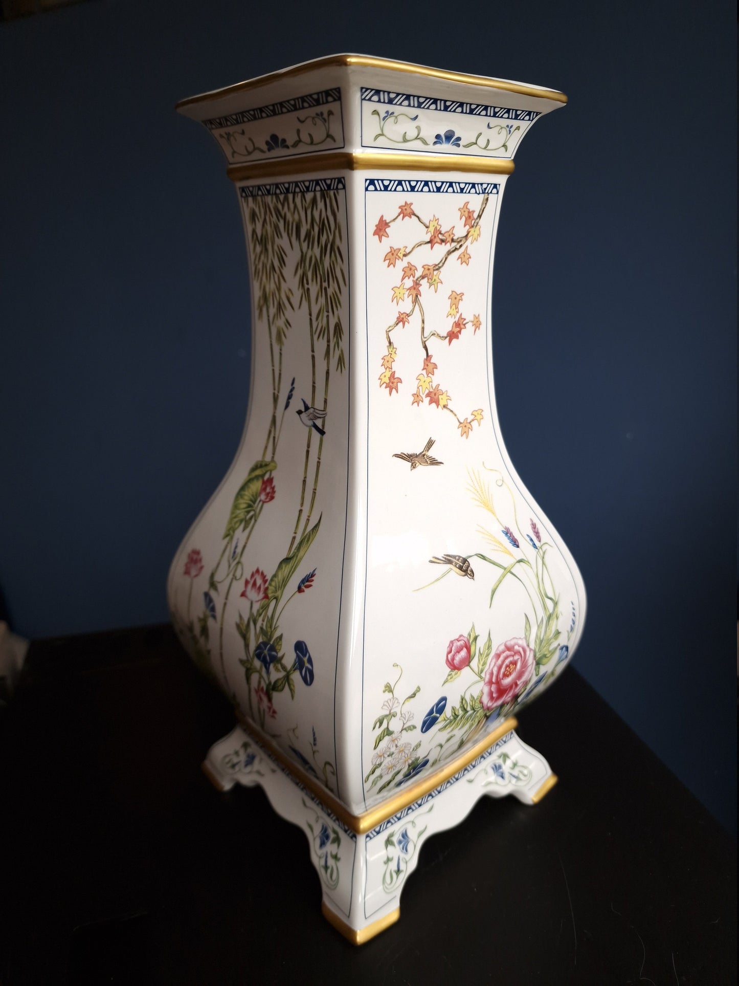 NAOKO NOBATA - Large vinted porcelain footed vase crafted by  exclusively for the Franklin Mint. vaas