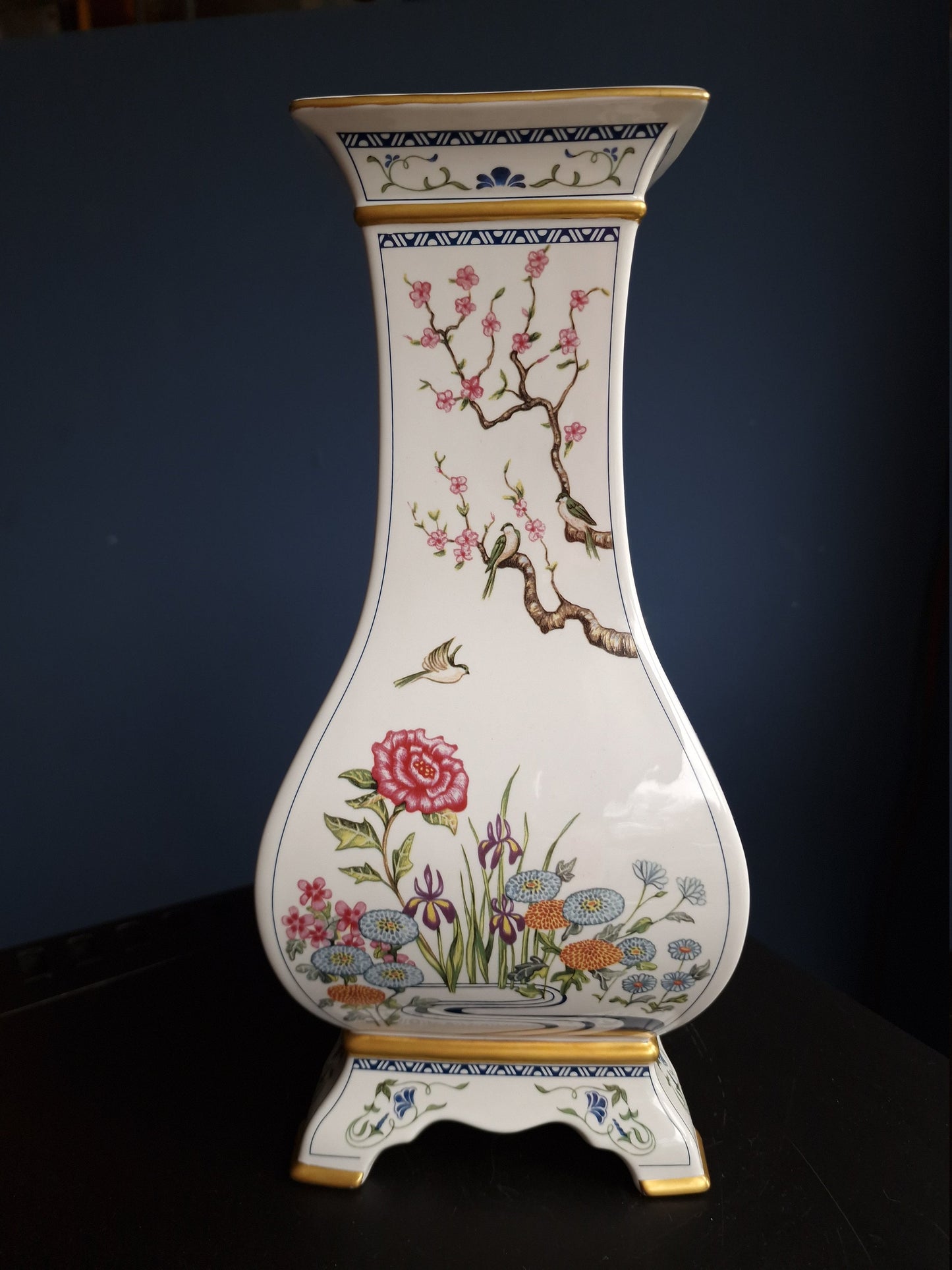 NAOKO NOBATA - Large vinted porcelain footed vase crafted by  exclusively for the Franklin Mint. vaas