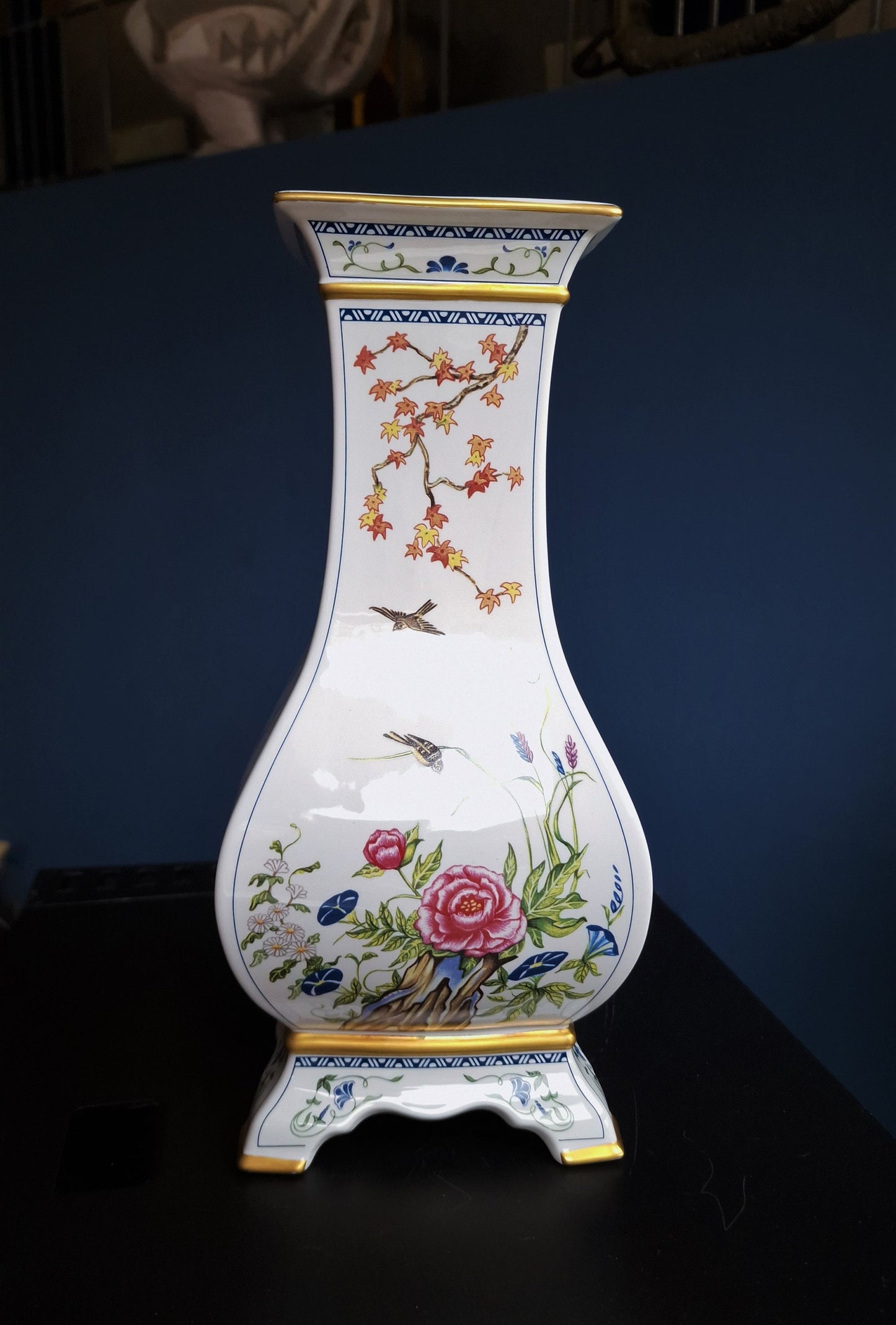 NAOKO NOBATA - Large vinted porcelain footed vase crafted by  exclusively for the Franklin Mint. vaas