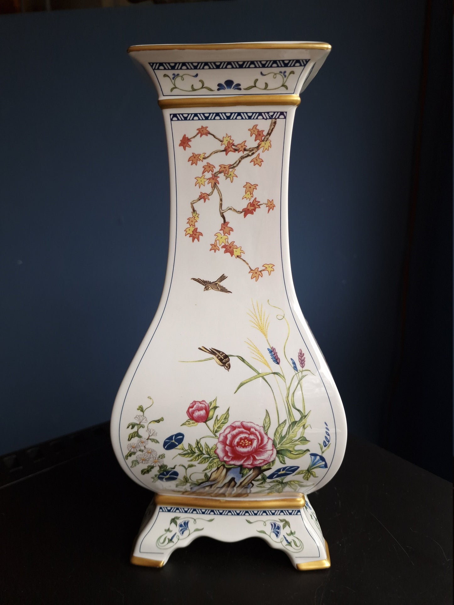 NAOKO NOBATA - Large vinted porcelain footed vase crafted by  exclusively for the Franklin Mint. vaas