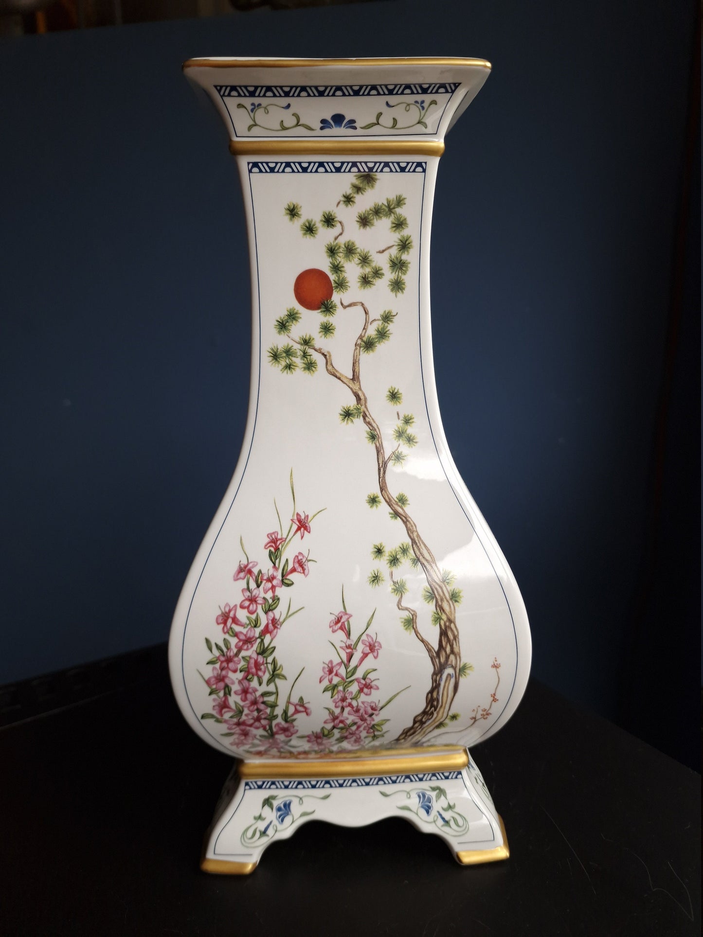 NAOKO NOBATA - Large vinted porcelain footed vase crafted by  exclusively for the Franklin Mint. vaas