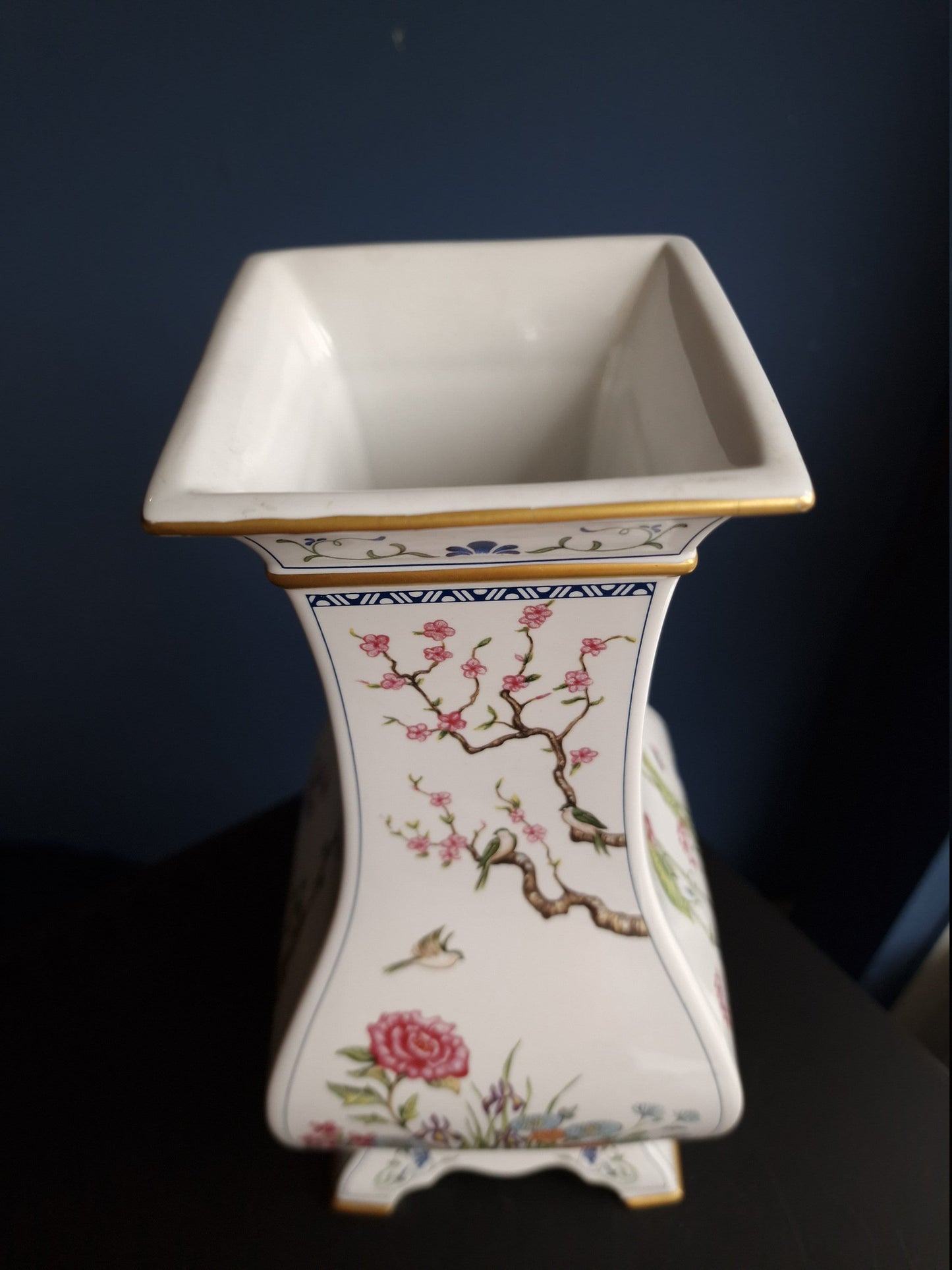 NAOKO NOBATA - Large vinted porcelain footed vase crafted by  exclusively for the Franklin Mint. vaas