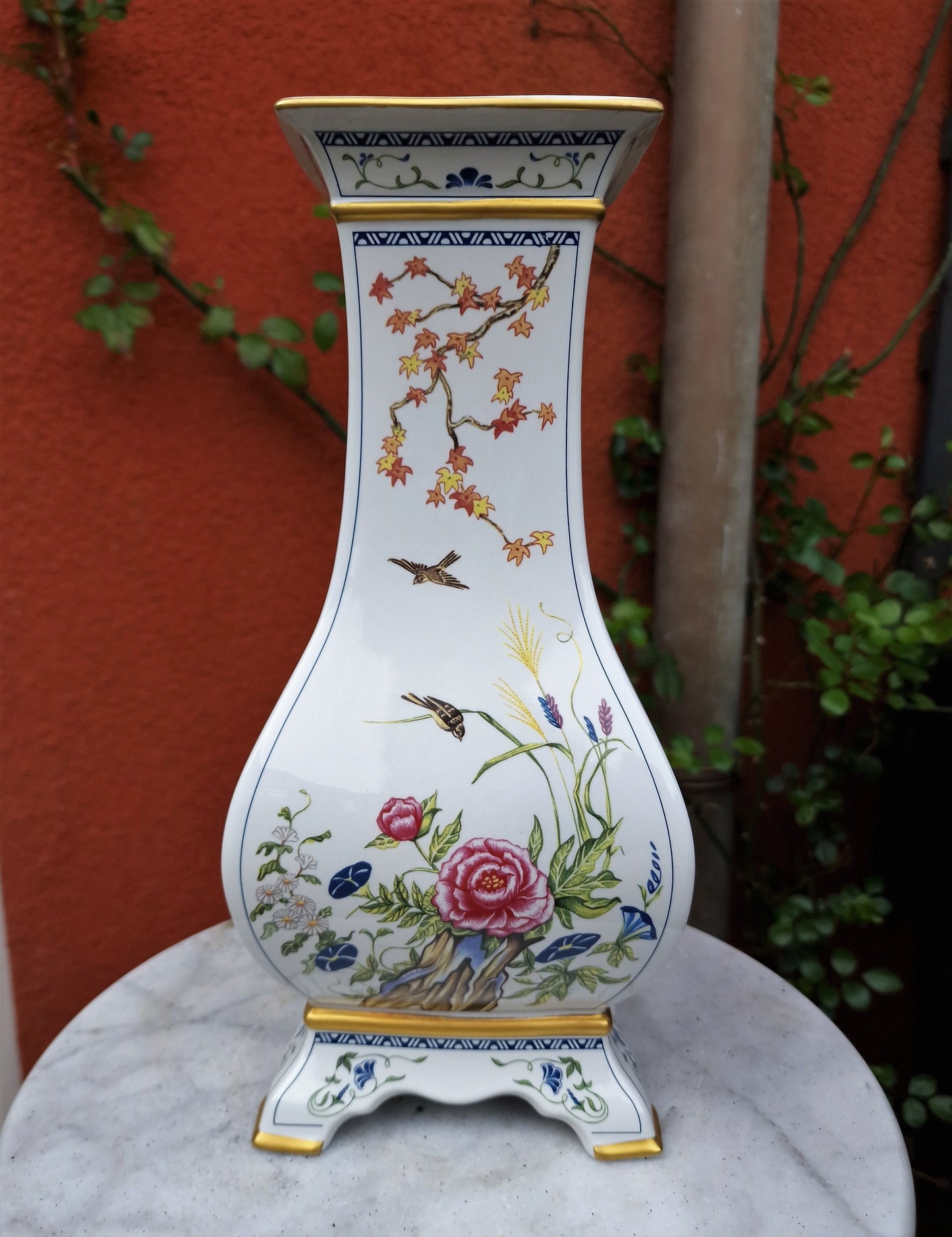 NAOKO NOBATA - Large vinted porcelain footed vase crafted by  exclusively for the Franklin Mint. vaas