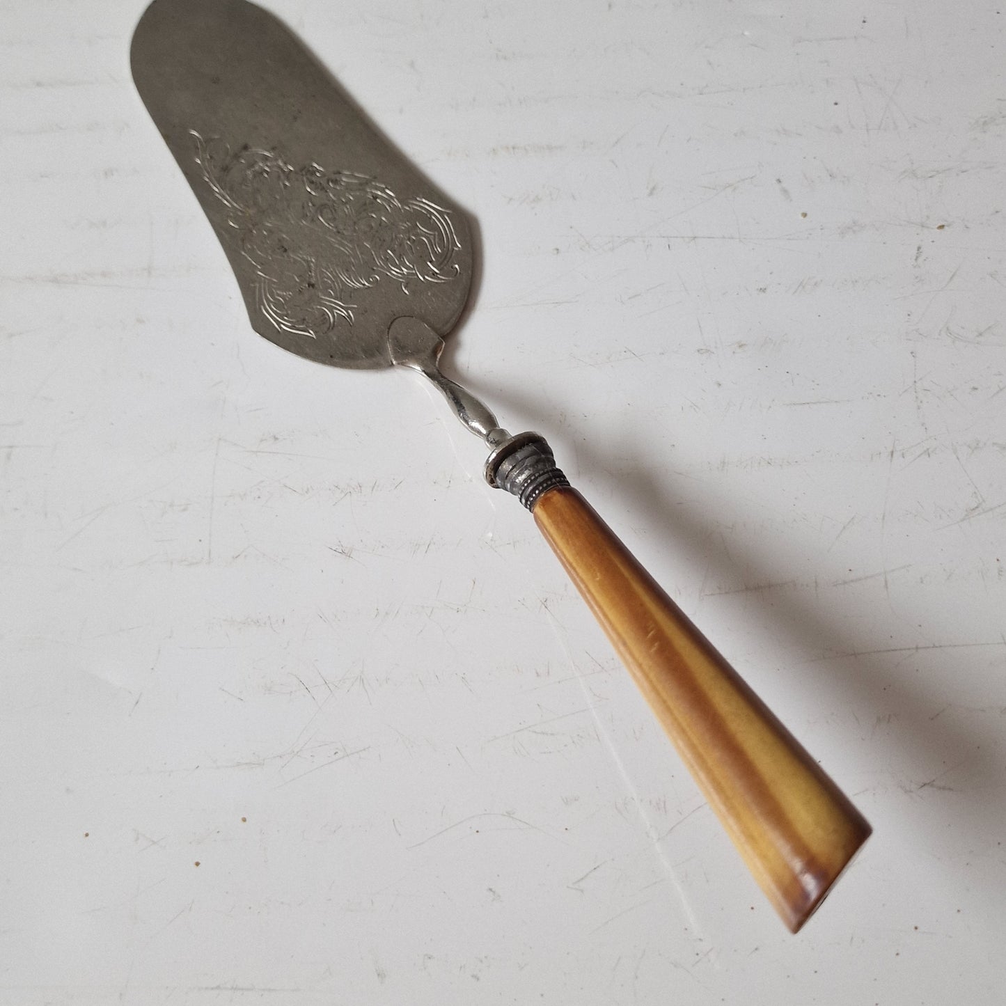 antieke taartschep met gravering van vogel met hoorn heft