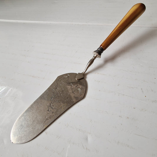 antieke taartschep met gravering van vogel met hoorn heft