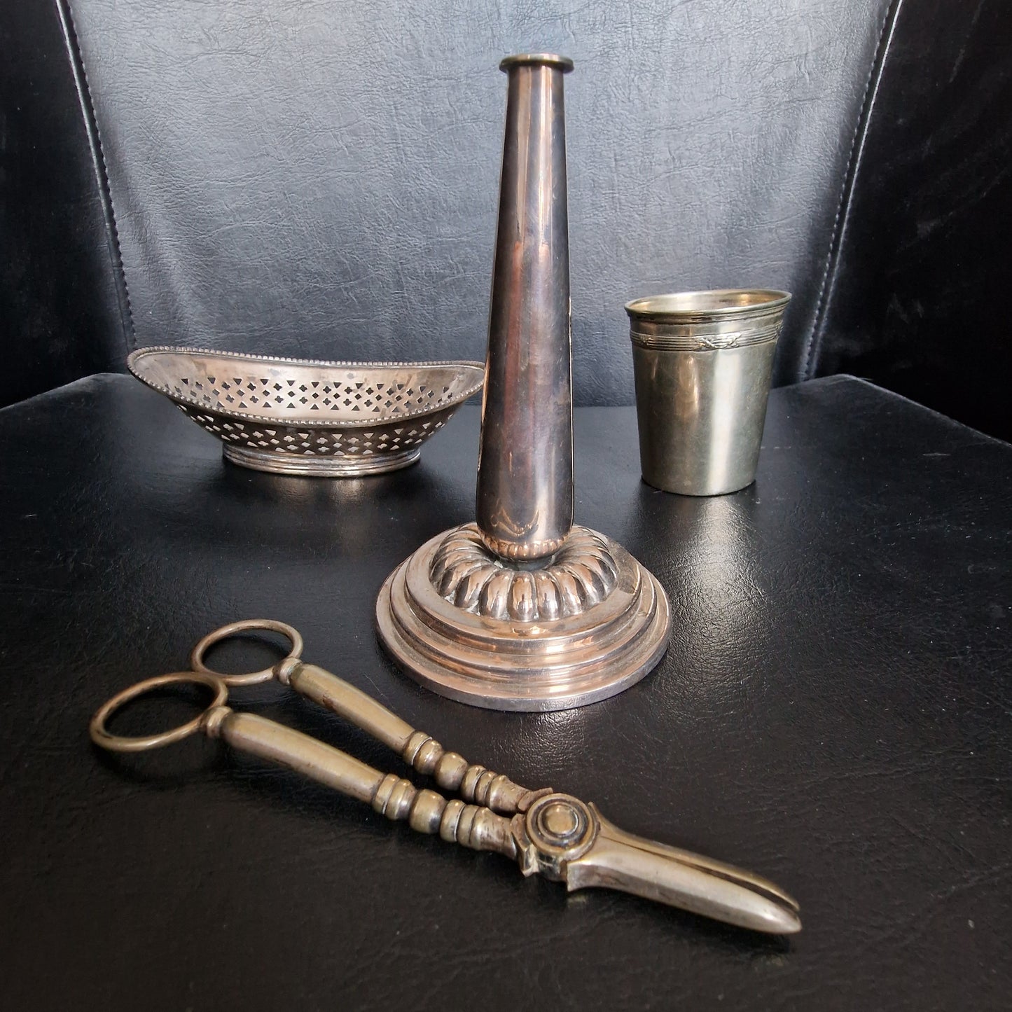 4 verzilverde tafelornamenten : antieke vaas, kaarsendover, mand en beker