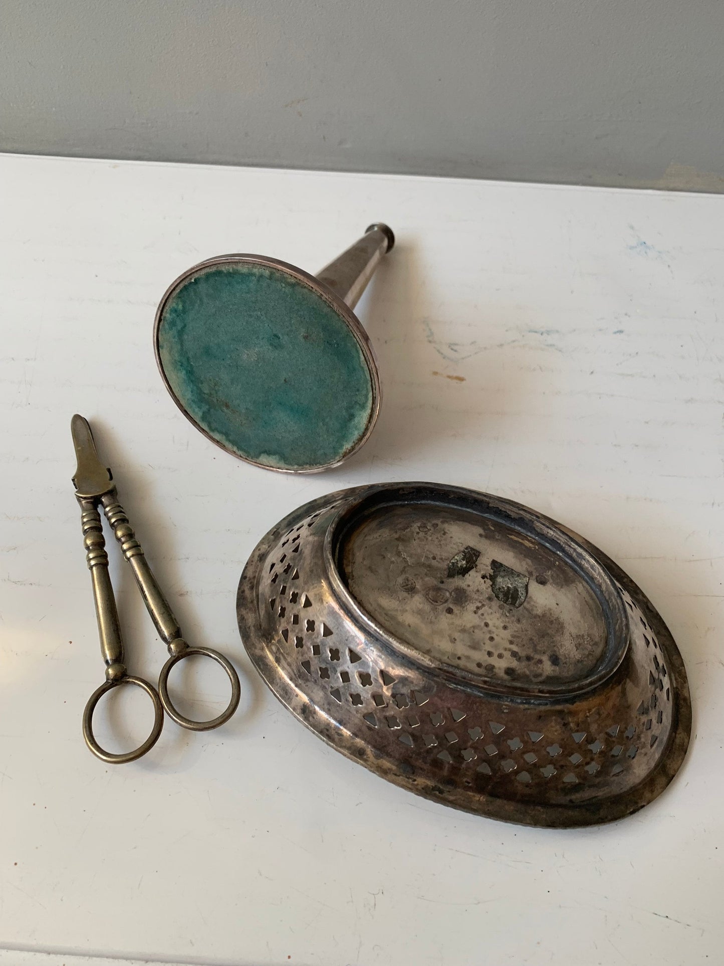 4 verzilverde tafelornamenten : antieke vaas, kaarsendover, mand en beker