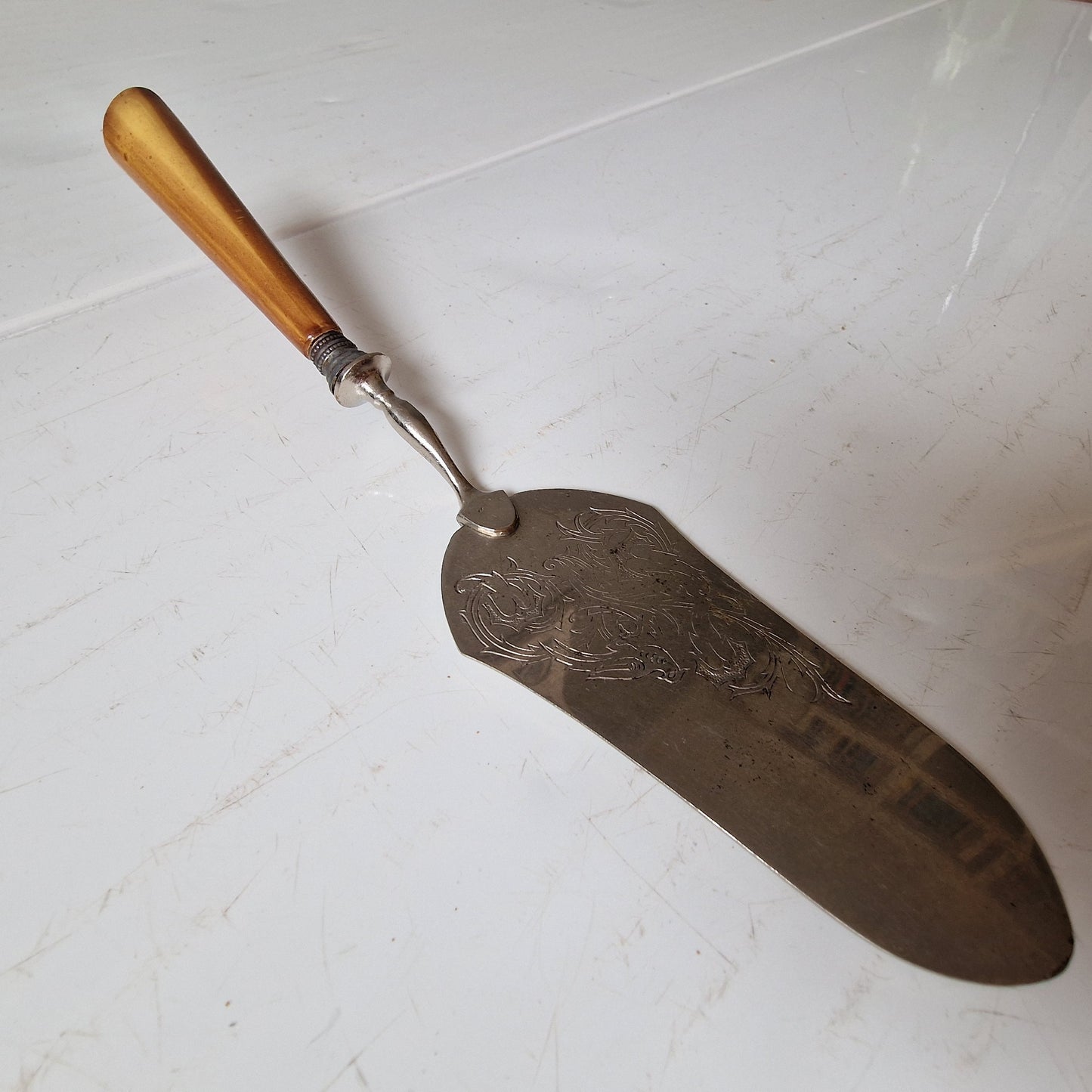 antieke taartschep met gravering van vogel met hoorn heft