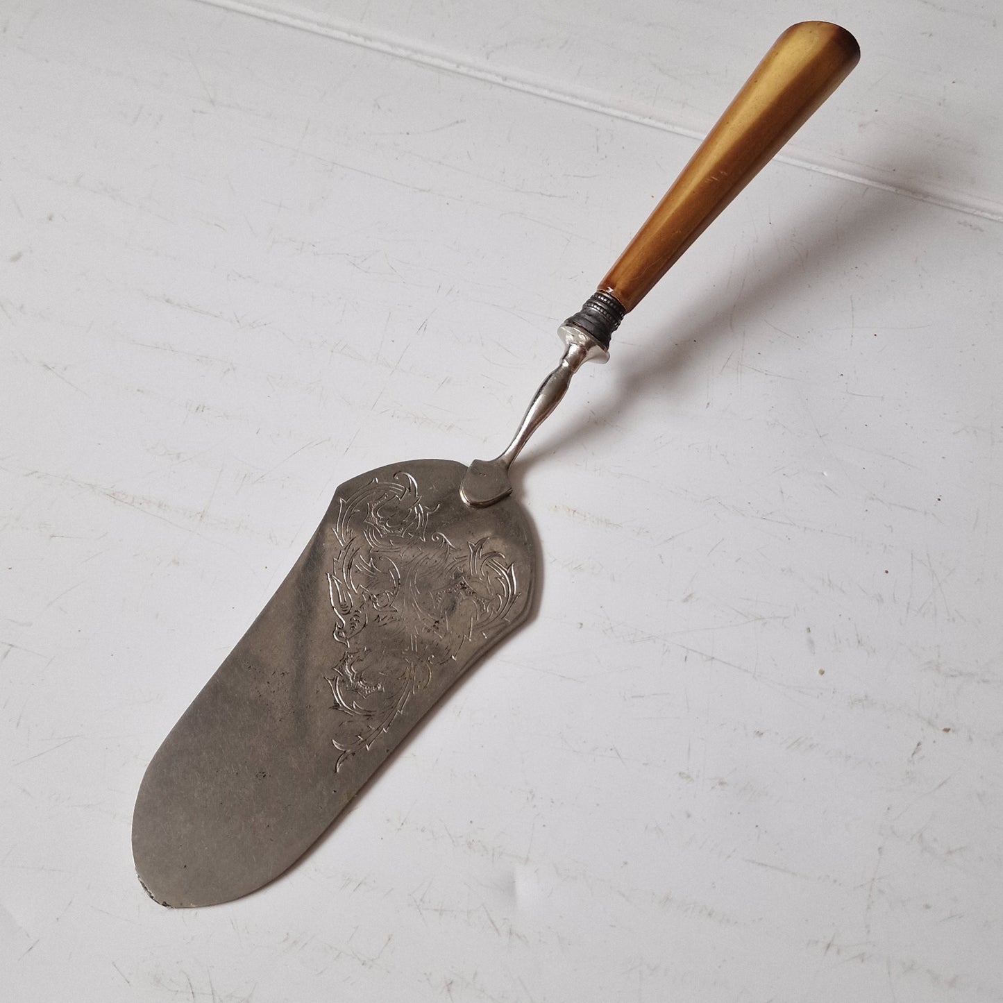 antieke taartschep met gravering van vogel met hoorn heft