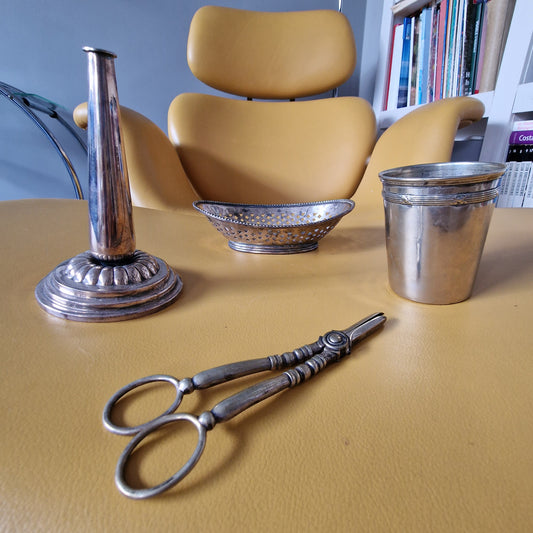 4 verzilverde tafelornamenten : antieke vaas, kaarsendover, mand en beker