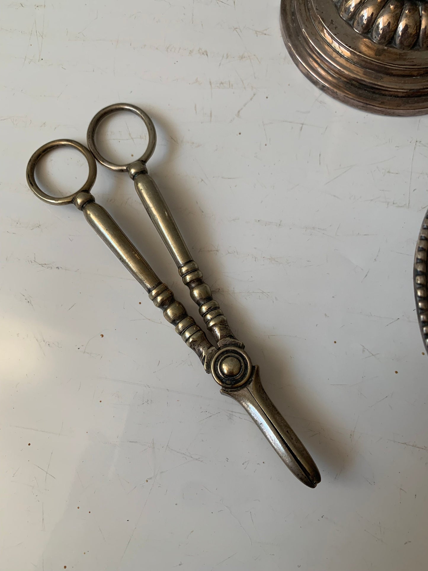 4 verzilverde tafelornamenten : antieke vaas, kaarsendover, mand en beker