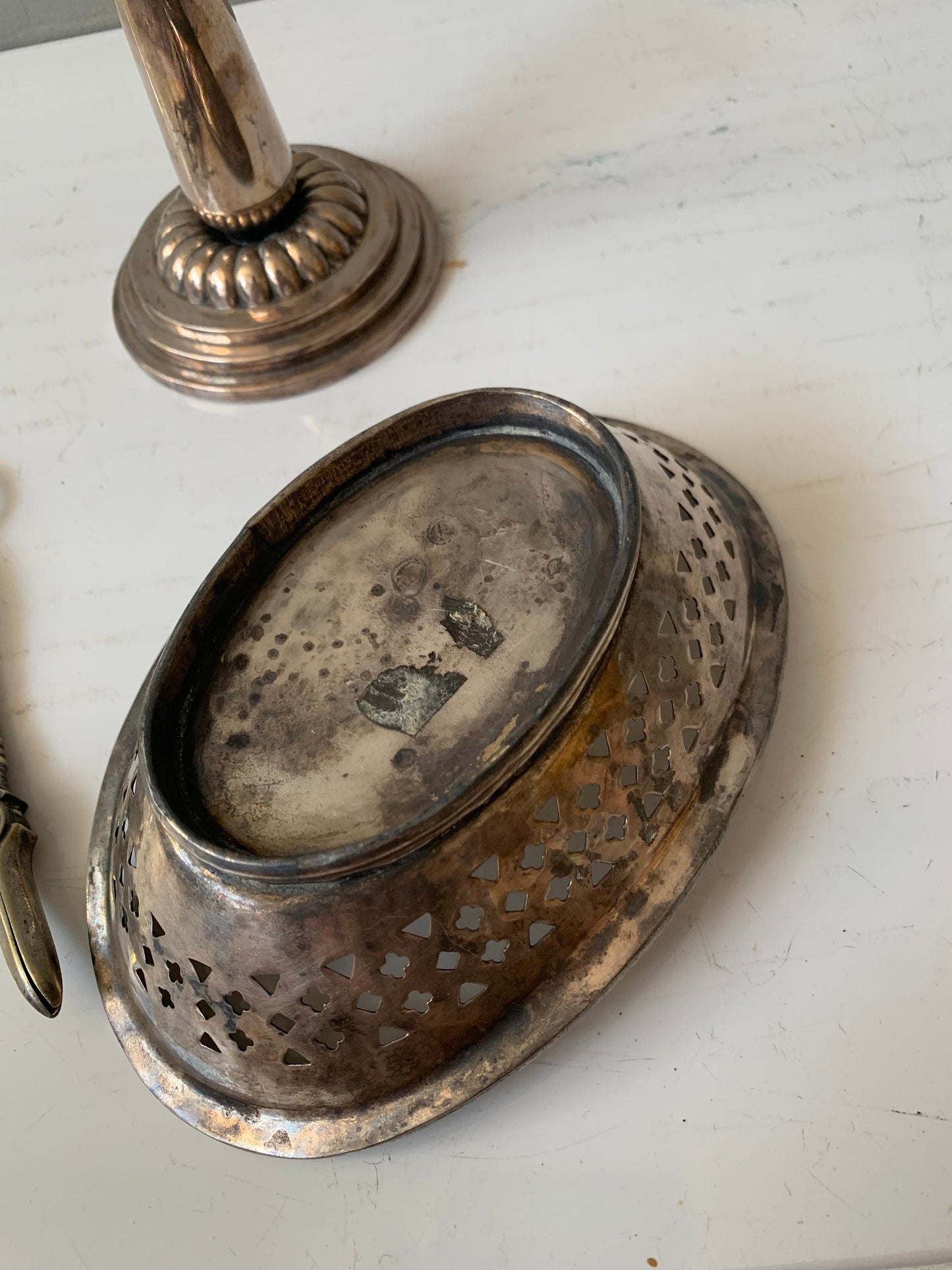 4 verzilverde tafelornamenten : antieke vaas, kaarsendover, mand en beker
