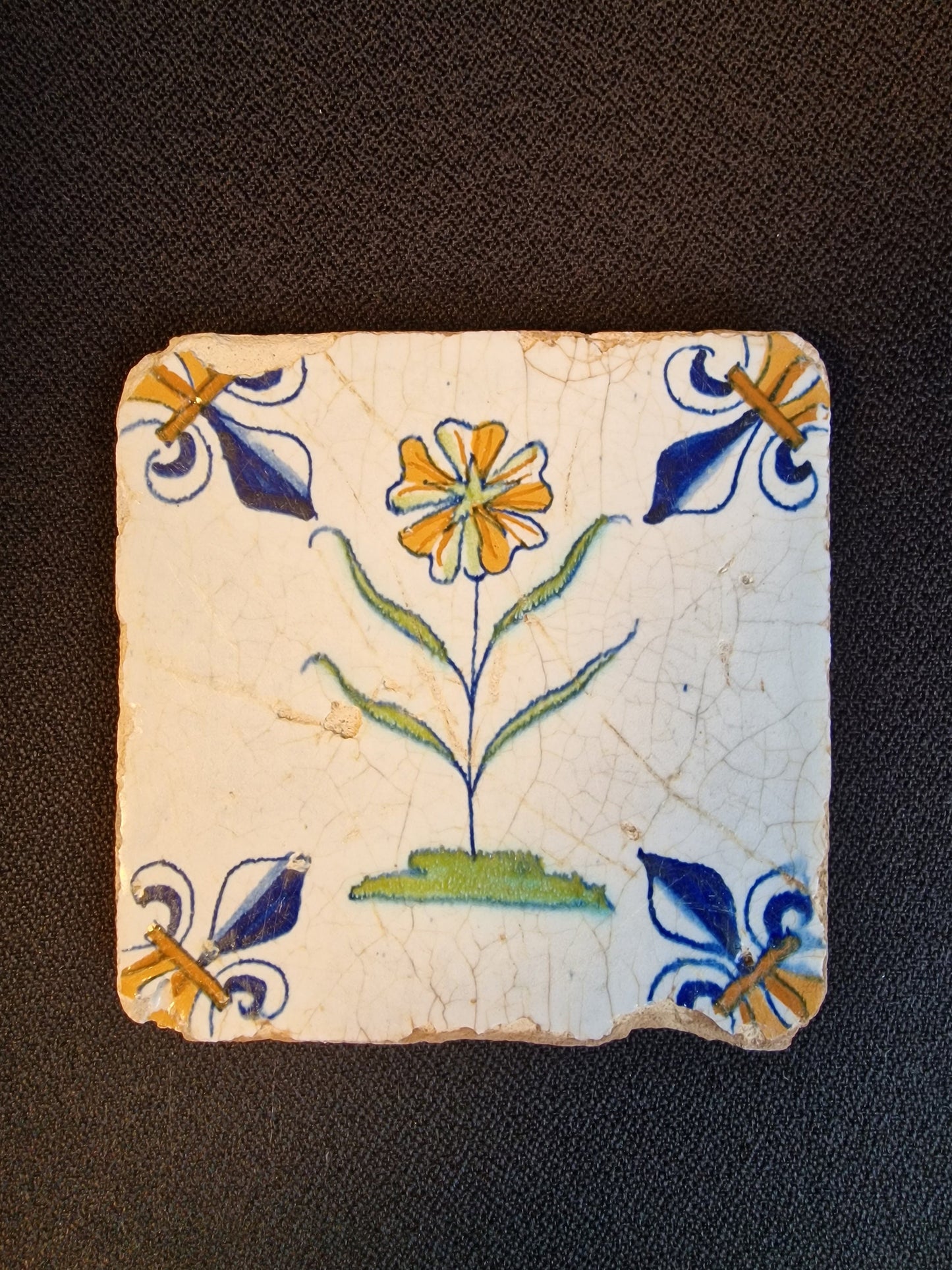dutch flower  Gouda rare delft polychrome tile, 1620