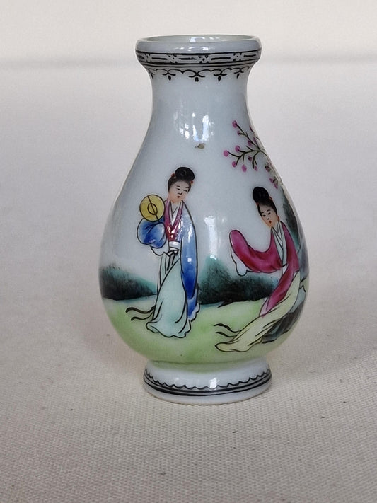 miniatuur vaasje republiek polychroom  geisha's in landschap