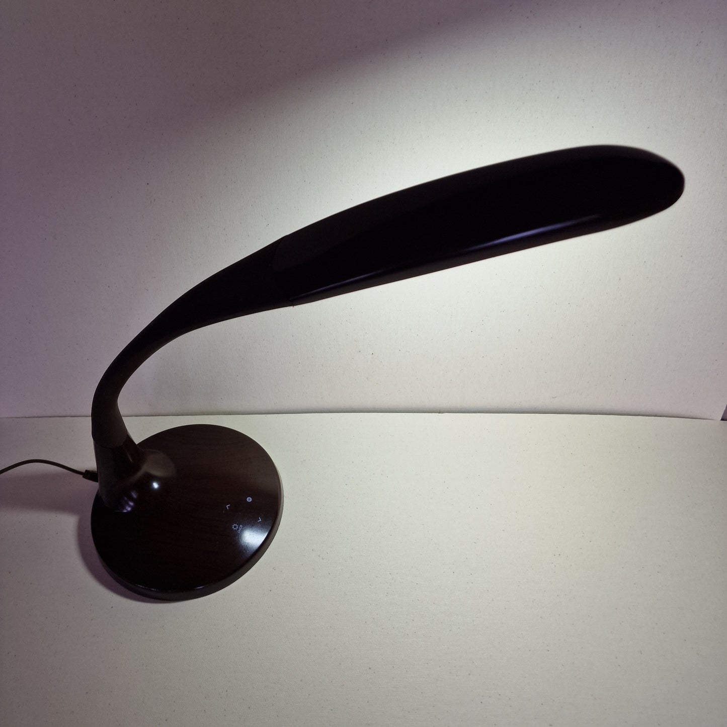 fraaie vintage design lamp  seventies flexibele bruine bureaulamp plastic met hout structuur optiek