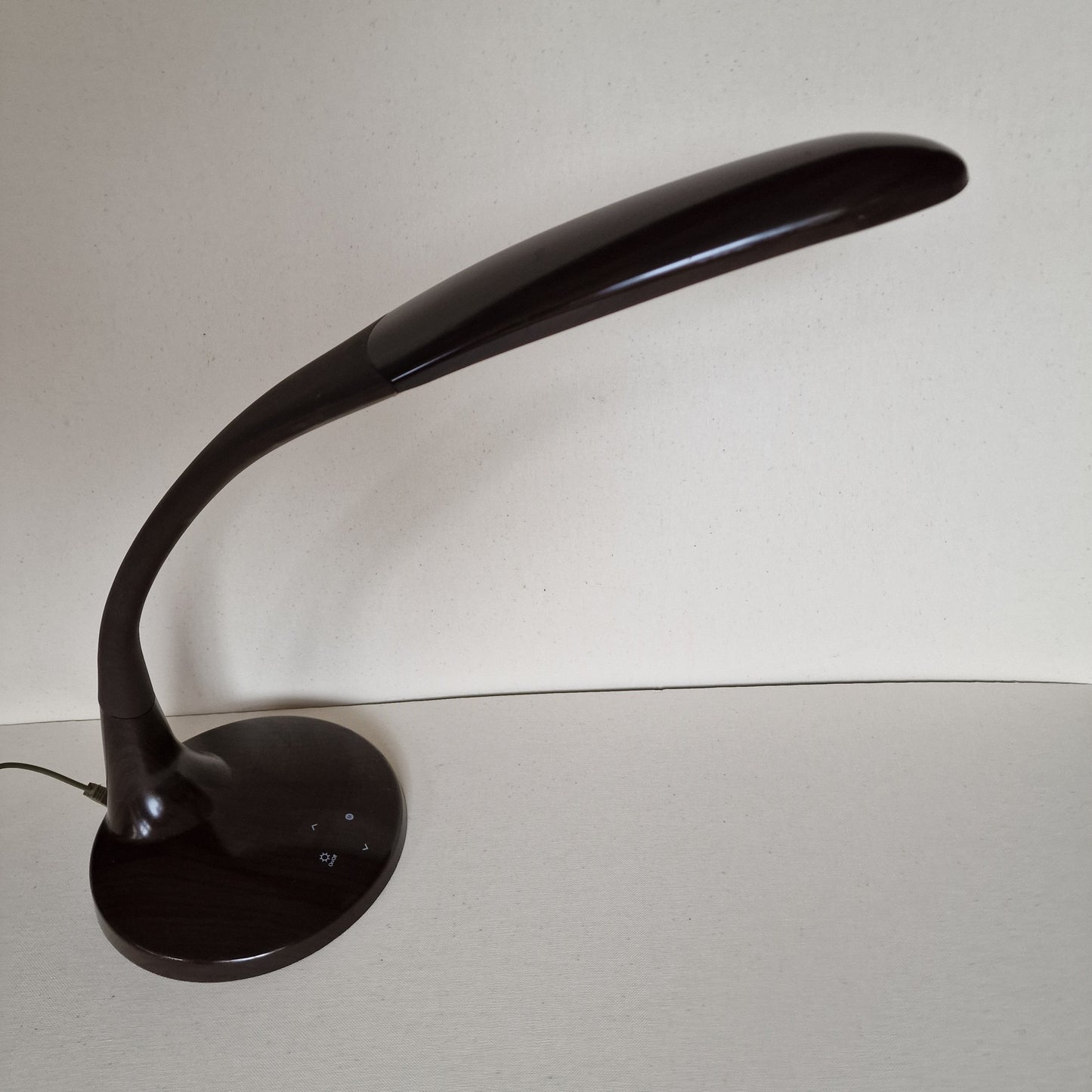 fraaie vintage design lamp  seventies flexibele bruine bureaulamp plastic met hout structuur optiek