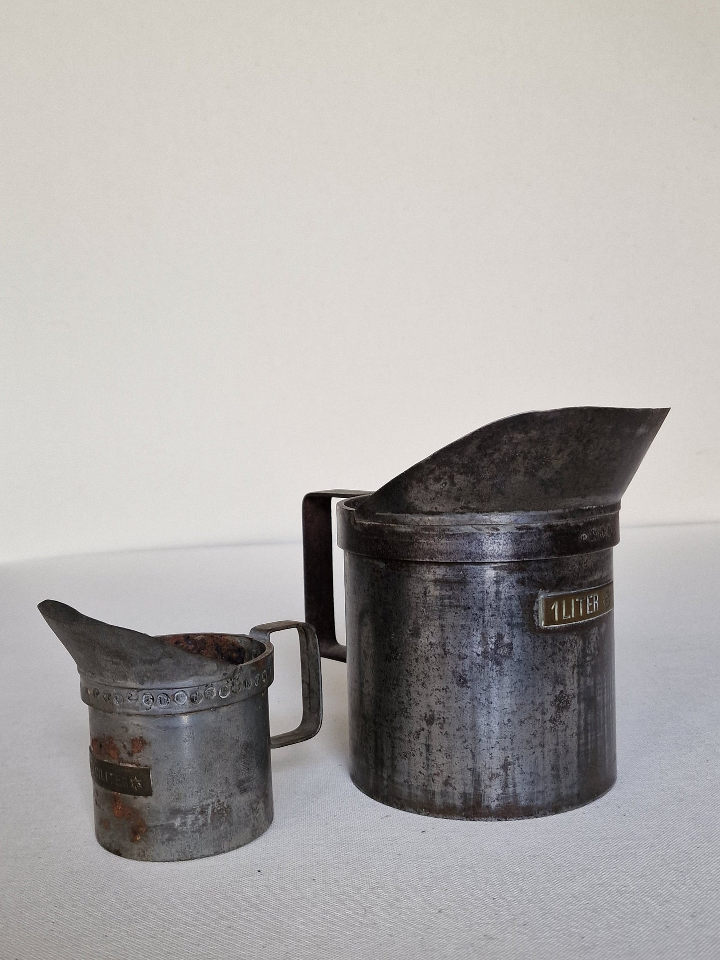 2 antieke maatbekers met veel ijkmerken