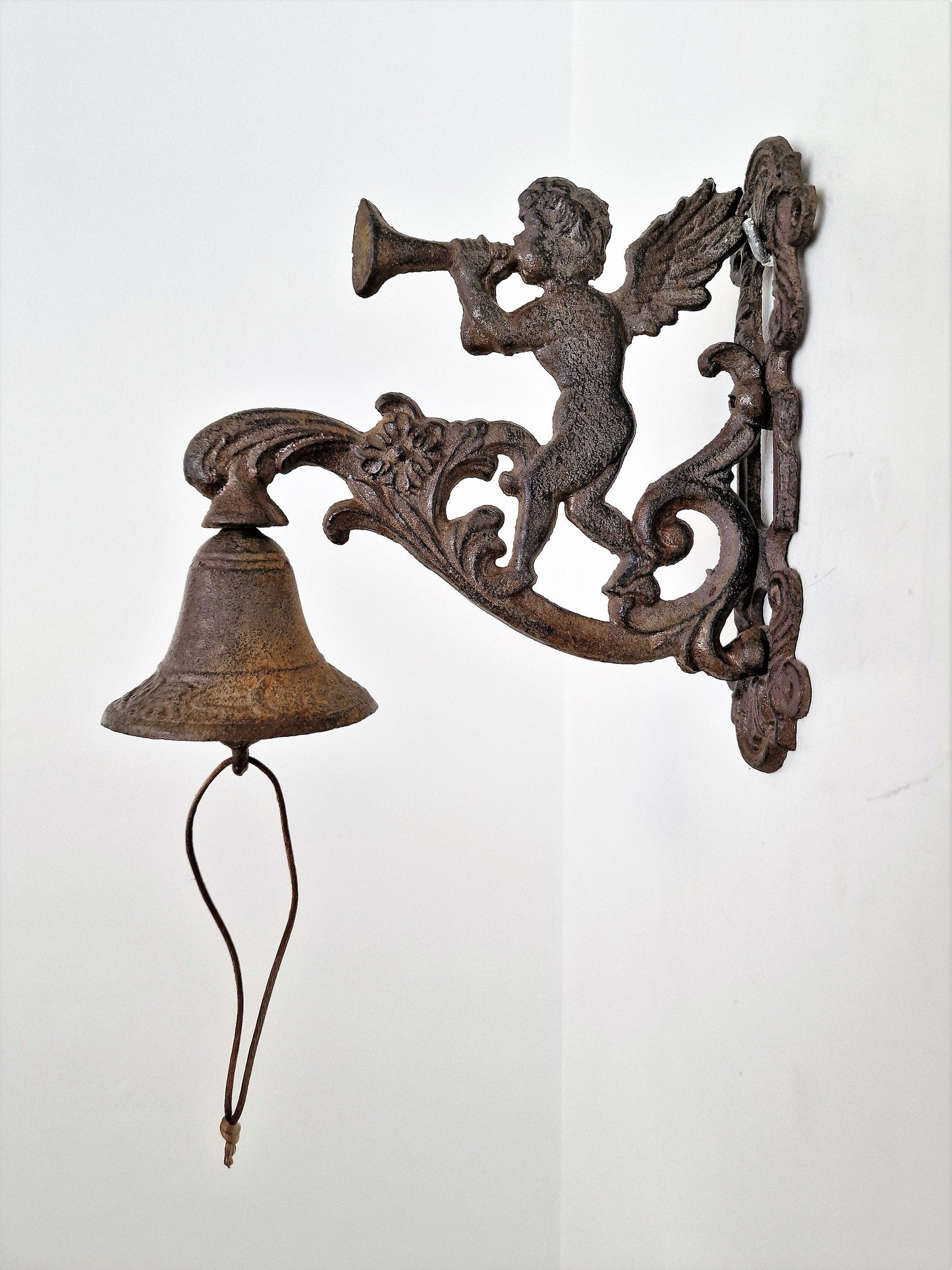 antieke oude gietijzeren bel met hoornblazende engel, tuin bel, garden bell horn blowing angel